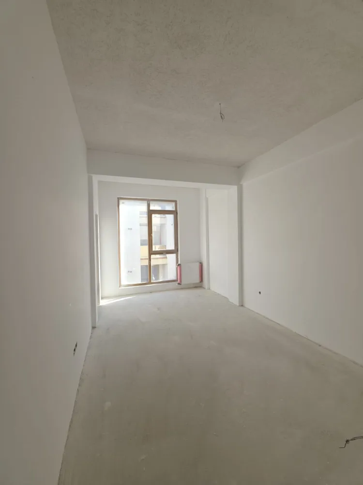 APARTAMENT 3 CAMERE -INTABULAT-80MP UTILI- 100.000 EURO - OFERTA UNICA – 80MP UTILI – 100.000 EURO- ZONA EXCELENTAIntabulat, disponibil imediat!076 700 5000 – PENTRU DETALII SI VIZIONARE !Se vinde apartament 3 camere luminos si spatios – 79.5mp utili format din 2 dormitoare, living open space + bucătărie, baie si balcon.Situat intr-o zona de interes ridicat, Octavian Goga nr 5, langa bulevardul Vasile Milea, mall shopping city si la 2km de centrul orasului Sibiu!&nbsp;✅ Preț excelent: 100.000 € ( doar 1.257 €/m2)✅️ COMISION 0%✅ 79.5mp utili&nbsp;✅ Intabulat – actele pregătite pentru vânzare✅ 1 loc de parcare exterior INCLUS✅ Finisaje Premium✅ Mutare imediată✅ Cartier locuit, acces rapid la bulevard, mall shopping city, Kaufland, lidl,școli și grădinițe. }}