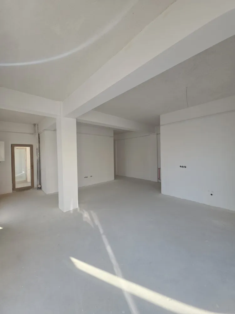 APARTAMENT 3 CAMERE -INTABULAT-80MP UTILI- 100.000 EURO - OFERTA UNICA – 80MP UTILI – 100.000 EURO- ZONA EXCELENTAIntabulat, disponibil imediat!076 700 5000 – PENTRU DETALII SI VIZIONARE !Se vinde apartament 3 camere luminos si spatios – 79.5mp utili format din 2 dormitoare, living open space + bucătărie, baie si balcon.Situat intr-o zona de interes ridicat, Octavian Goga nr 5, langa bulevardul Vasile Milea, mall shopping city si la 2km de centrul orasului Sibiu!&nbsp;✅ Preț excelent: 100.000 € ( doar 1.257 €/m2)✅️ COMISION 0%✅ 79.5mp utili&nbsp;✅ Intabulat – actele pregătite pentru vânzare✅ 1 loc de parcare exterior INCLUS✅ Finisaje Premium✅ Mutare imediată✅ Cartier locuit, acces rapid la bulevard, mall shopping city, Kaufland, lidl,școli și grădinițe. }}