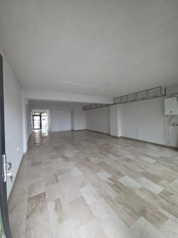 Spațiu comercial-Dna Stanca- VITRINA LA STRADA PRINCIPALA - Spațiu comercial de închiriat - 90MPU FINISATSUPER OFERTA-750€/lună(TVA INCLUS)Doamna Stanca 38Locație excelentă, situată într-o zonă comercială dezvoltată, cu trafic constant&nbsp;Suprafață: 90 mp – compartimentare practică, potrivită pentru multiple tipuri de activități.Poate fi compartimentat în funcție de nevoile și tipul de activitate&nbsp;2 intrări:&nbsp;intrare principală, cu acces direct din față și vitrină la stradă&nbsp;intrare secundară în partea din spate – ideală pentru staff, aprovizionare&nbsp;Vitrină generoasă la stradă – vizibilitate excelentă&nbsp;Numeroase locuri de parcare disponibile în fața spațiului&nbsp;Pentru mai multe informații sau programarea unei vizionări:076 700 5000 }}