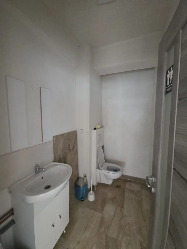 Spațiu comercial-Dna Stanca- VITRINA LA STRADA PRINCIPALA - Spațiu comercial de închiriat - 90MPU FINISATSUPER OFERTA-750€/lună(TVA INCLUS)Doamna Stanca 38Locație excelentă, situată într-o zonă comercială dezvoltată, cu trafic constant&nbsp;Suprafață: 90 mp – compartimentare practică, potrivită pentru multiple tipuri de activități.Poate fi compartimentat în funcție de nevoile și tipul de activitate&nbsp;2 intrări:&nbsp;intrare principală, cu acces direct din față și vitrină la stradă&nbsp;intrare secundară în partea din spate – ideală pentru staff, aprovizionare&nbsp;Vitrină generoasă la stradă – vizibilitate excelentă&nbsp;Numeroase locuri de parcare disponibile în fața spațiului&nbsp;Pentru mai multe informații sau programarea unei vizionări:076 700 5000 }}