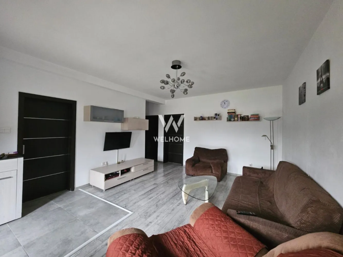 Apartament cu 3 camere si gradina, de vanzare, Arhitectilor, Sibiu - Apartament spațios cu grădină generoasă, de vânzare în Cartierul Arhitecților – Sibiu Vă propunem spre vânzare un apartament modern, situat la parter, în una dintre cele mai căutate zone rezidențiale din apropierea Sibiului – Cartierul Arhitecților. Proprietatea îmbină confortul unui apartament cu avantajele unei case, fiind ideală atât pentru familii, cât și pentru cei care își doresc mai mult spațiu și intimitate. Apartamentul are o suprafață utilă de 67 mp, fiind compartimentat eficient pentru a oferi un ambient luminos și primitor. Se vinde complet mobilat și utilat, astfel încât vă puteți muta imediat, fără investiții suplimentare. Unul dintre marile atuuri ale acestei proprietăți este spațiul exterior: beneficiați de o curte în față de 147 mp, perfectă pentru amenajarea unei zone de relaxare, loc de joacă sau grădină, precum și de o curte în spate de 42 mp, ideală pentru momentele de liniște și intimitate. În plus, apartamentul dispune de nu mai puțin de 3 locuri de parcare, un avantaj rar întâlnit. Cartierul Arhitecților este apreciat pentru dezvoltarea sa rapidă, infrastructura modernă și accesul facil către Sibiu. În zonă regăsiți magazine, supermarketuri, farmacii, cafenele, restaurante, grădinițe și spații verzi, toate contribuind la un stil de viață confortabil. De asemenea, transportul este accesibil, iar principalele puncte de interes ale orașului pot fi atinse rapid. Dacă vă doriți o locuință complet pregătită pentru mutare, cu spațiu exterior generos și amplasată într-o zonă în plină dezvoltare, acest apartament reprezintă o alegere excelentă. Pret 160.000 euro Detalii si vizionare 0740066818 Cristina }}