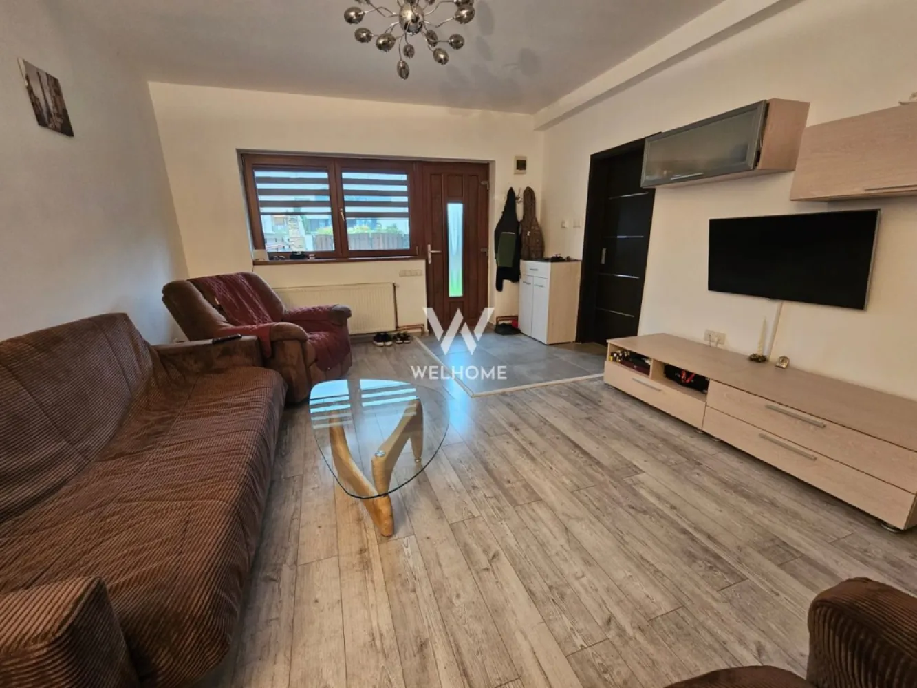 Apartament cu 3 camere si gradina, de vanzare, Arhitectilor, Sibiu - Apartament spațios cu grădină generoasă, de vânzare în Cartierul Arhitecților – Sibiu Vă propunem spre vânzare un apartament modern, situat la parter, în una dintre cele mai căutate zone rezidențiale din apropierea Sibiului – Cartierul Arhitecților. Proprietatea îmbină confortul unui apartament cu avantajele unei case, fiind ideală atât pentru familii, cât și pentru cei care își doresc mai mult spațiu și intimitate. Apartamentul are o suprafață utilă de 67 mp, fiind compartimentat eficient pentru a oferi un ambient luminos și primitor. Se vinde complet mobilat și utilat, astfel încât vă puteți muta imediat, fără investiții suplimentare. Unul dintre marile atuuri ale acestei proprietăți este spațiul exterior: beneficiați de o curte în față de 147 mp, perfectă pentru amenajarea unei zone de relaxare, loc de joacă sau grădină, precum și de o curte în spate de 42 mp, ideală pentru momentele de liniște și intimitate. În plus, apartamentul dispune de nu mai puțin de 3 locuri de parcare, un avantaj rar întâlnit. Cartierul Arhitecților este apreciat pentru dezvoltarea sa rapidă, infrastructura modernă și accesul facil către Sibiu. În zonă regăsiți magazine, supermarketuri, farmacii, cafenele, restaurante, grădinițe și spații verzi, toate contribuind la un stil de viață confortabil. De asemenea, transportul este accesibil, iar principalele puncte de interes ale orașului pot fi atinse rapid. Dacă vă doriți o locuință complet pregătită pentru mutare, cu spațiu exterior generos și amplasată într-o zonă în plină dezvoltare, acest apartament reprezintă o alegere excelentă. Pret 160.000 euro Detalii si vizionare 0740066818 Cristina }}