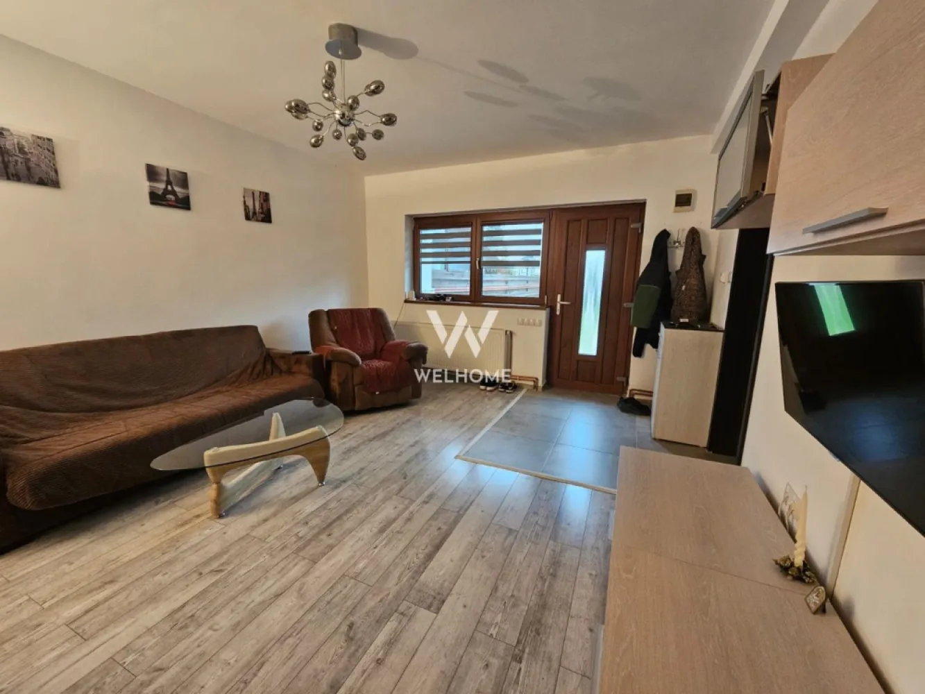 Apartament cu 3 camere si gradina, de vanzare, Arhitectilor, Sibiu - Apartament spațios cu grădină generoasă, de vânzare în Cartierul Arhitecților – Sibiu Vă propunem spre vânzare un apartament modern, situat la parter, în una dintre cele mai căutate zone rezidențiale din apropierea Sibiului – Cartierul Arhitecților. Proprietatea îmbină confortul unui apartament cu avantajele unei case, fiind ideală atât pentru familii, cât și pentru cei care își doresc mai mult spațiu și intimitate. Apartamentul are o suprafață utilă de 67 mp, fiind compartimentat eficient pentru a oferi un ambient luminos și primitor. Se vinde complet mobilat și utilat, astfel încât vă puteți muta imediat, fără investiții suplimentare. Unul dintre marile atuuri ale acestei proprietăți este spațiul exterior: beneficiați de o curte în față de 147 mp, perfectă pentru amenajarea unei zone de relaxare, loc de joacă sau grădină, precum și de o curte în spate de 42 mp, ideală pentru momentele de liniște și intimitate. În plus, apartamentul dispune de nu mai puțin de 3 locuri de parcare, un avantaj rar întâlnit. Cartierul Arhitecților este apreciat pentru dezvoltarea sa rapidă, infrastructura modernă și accesul facil către Sibiu. În zonă regăsiți magazine, supermarketuri, farmacii, cafenele, restaurante, grădinițe și spații verzi, toate contribuind la un stil de viață confortabil. De asemenea, transportul este accesibil, iar principalele puncte de interes ale orașului pot fi atinse rapid. Dacă vă doriți o locuință complet pregătită pentru mutare, cu spațiu exterior generos și amplasată într-o zonă în plină dezvoltare, acest apartament reprezintă o alegere excelentă. Pret 160.000 euro Detalii si vizionare 0740066818 Cristina }}