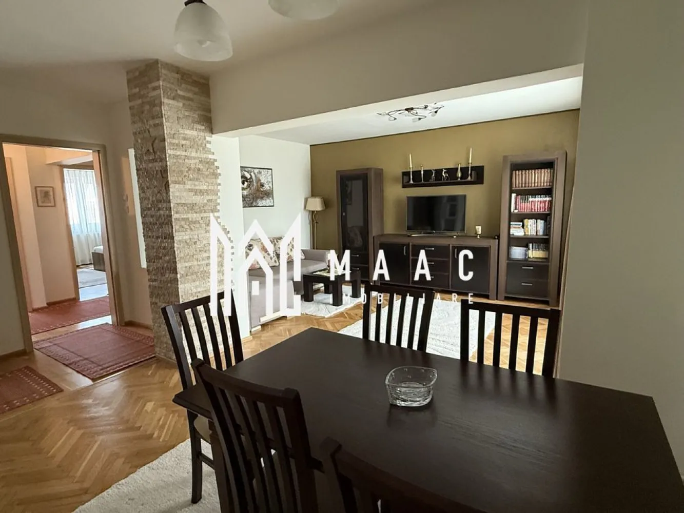 Apartament 3 camere I Pivniță 12 mp I Calea Dumbrăvii - Maac Imobiliare vă propune spre vânzare un apartament spațios și luminos, situat într-o zonă centrală, pe Calea Dumbrăvii. Poziția este excelentă, cu acces rapid către toate cartierele orașului și la doar 10 minute de mers pe jos de Piața Mare. În imediata apropiere se regăsesc școli, farmacii, magazine, spital, laboratoare medicale și parc, toate accesibile pietonal. Imobilul este recent renovat, complet mobilat și utilat. Se află la etajul 4, nivel ales pentru confort fonic sporit. Beneficiază și de o pivniță generoasă de 12 mp, prevăzută cu fereastră și rafturi pentru depozitare. Apartamentul, configurat inițial cu 4 camere, este compartimentat astfel: living de aprox. 32 mp, două dormitoare, două băi, cămară, dressing și bucătărie separată. Acoperișul clădirii a fost înlocuit în noiembrie 2025. Pentru informații suplimentare sau programarea unei vizionări, vă rugăm să menționați ID: CP2836925. }}