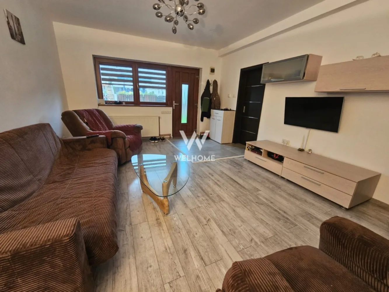 Apartament cu 3 camere si gradina, de vanzare, Arhitectilor, Sibiu - Apartament spațios cu grădină generoasă, de vânzare în Cartierul Arhitecților – Sibiu Vă propunem spre vânzare un apartament modern, situat la parter, în una dintre cele mai căutate zone rezidențiale din apropierea Sibiului – Cartierul Arhitecților. Proprietatea îmbină confortul unui apartament cu avantajele unei case, fiind ideală atât pentru familii, cât și pentru cei care își doresc mai mult spațiu și intimitate. Apartamentul are o suprafață utilă de 67 mp, fiind compartimentat eficient pentru a oferi un ambient luminos și primitor. Se vinde complet mobilat și utilat, astfel încât vă puteți muta imediat, fără investiții suplimentare. Unul dintre marile atuuri ale acestei proprietăți este spațiul exterior: beneficiați de o curte în față de 147 mp, perfectă pentru amenajarea unei zone de relaxare, loc de joacă sau grădină, precum și de o curte în spate de 42 mp, ideală pentru momentele de liniște și intimitate. În plus, apartamentul dispune de nu mai puțin de 3 locuri de parcare, un avantaj rar întâlnit. Cartierul Arhitecților este apreciat pentru dezvoltarea sa rapidă, infrastructura modernă și accesul facil către Sibiu. În zonă regăsiți magazine, supermarketuri, farmacii, cafenele, restaurante, grădinițe și spații verzi, toate contribuind la un stil de viață confortabil. De asemenea, transportul este accesibil, iar principalele puncte de interes ale orașului pot fi atinse rapid. Dacă vă doriți o locuință complet pregătită pentru mutare, cu spațiu exterior generos și amplasată într-o zonă în plină dezvoltare, acest apartament reprezintă o alegere excelentă. Pret 160.000 euro Detalii si vizionare 0740066818 Cristina }}