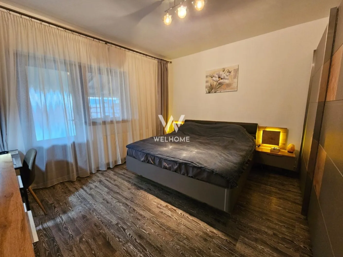 Apartament cu 3 camere si gradina, de vanzare, Arhitectilor, Sibiu - Apartament spațios cu grădină generoasă, de vânzare în Cartierul Arhitecților – Sibiu Vă propunem spre vânzare un apartament modern, situat la parter, în una dintre cele mai căutate zone rezidențiale din apropierea Sibiului – Cartierul Arhitecților. Proprietatea îmbină confortul unui apartament cu avantajele unei case, fiind ideală atât pentru familii, cât și pentru cei care își doresc mai mult spațiu și intimitate. Apartamentul are o suprafață utilă de 67 mp, fiind compartimentat eficient pentru a oferi un ambient luminos și primitor. Se vinde complet mobilat și utilat, astfel încât vă puteți muta imediat, fără investiții suplimentare. Unul dintre marile atuuri ale acestei proprietăți este spațiul exterior: beneficiați de o curte în față de 147 mp, perfectă pentru amenajarea unei zone de relaxare, loc de joacă sau grădină, precum și de o curte în spate de 42 mp, ideală pentru momentele de liniște și intimitate. În plus, apartamentul dispune de nu mai puțin de 3 locuri de parcare, un avantaj rar întâlnit. Cartierul Arhitecților este apreciat pentru dezvoltarea sa rapidă, infrastructura modernă și accesul facil către Sibiu. În zonă regăsiți magazine, supermarketuri, farmacii, cafenele, restaurante, grădinițe și spații verzi, toate contribuind la un stil de viață confortabil. De asemenea, transportul este accesibil, iar principalele puncte de interes ale orașului pot fi atinse rapid. Dacă vă doriți o locuință complet pregătită pentru mutare, cu spațiu exterior generos și amplasată într-o zonă în plină dezvoltare, acest apartament reprezintă o alegere excelentă. Pret 160.000 euro Detalii si vizionare 0740066818 Cristina }}