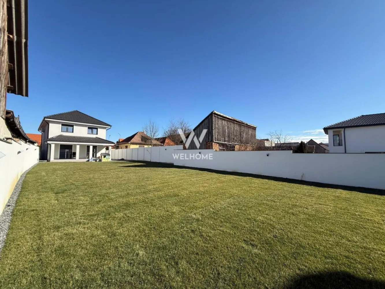 Casă individuală premium de vânzare în Șelimbăr – 650 mp teren - Vă prezentăm o proprietate individuală construită la standarde ridicate de calitate, situată într-o zonă aerisită și exclusivă din Șelimbăr, ideală pentru o familie care își dorește confort, intimitate și siguranță. Date generale: Suprafață utilă: 144 mp - Teren total: 650 mp - Regim de înălțime: Parter + Etaj + Pod. Construcție solidă și eficientă energetic! Imobilul este realizat din zidărie portantă cu cărămidă Porotherm Wienerberger, grosime: 30 cm exterior, 25 cm interior, izolație termică și fonică exterioară de 10 cm, finisată cu tencuială decorativă. Tâmplărie PVC Veka, 7 camere, tripan (3 foi de sticlă), Feronerie Roto, balamale ascunse, Rulouri exterioare electrice din PVC, Ușă acces PVC Veka, Acoperiș tip șarpantă cu țiglă din beton Bramac, sistem complet hidroizolație, jgheaburi, burlane, parazăpezi. Confort termic și instalații moderne! Încălzire în pardoseală cu termostate individuale în fiecare încăpere, centrală termică pe gaz în condensare, instalație pentru aer condiționat (aparat montat), instalație electrică cu tablou general și circuite separate, prize și întrerupătoare Schneider Sedna, instalații pentru curenți slabi (TV, telefon, internet). Finisaje premium! Pereți tencuiți, gletuiți și zugrăviți cu lavabilă, gresie și faianță de import în băi, obiecte sanitare suspendate, uși interioare MDF și lemn – Naturen, parchet SPC special pentru încălzire în pardoseală. Curte complet amenajată - Gazon la rolă, sistem de irigație cu aspersoare și temporizator, alei pietonale/ acces auto/ locuri parcare pavate, racorduri apă față/spate Proprietatea este împrejmuită cu gard din structură de beton și închideri din cărămidă. - Poartă auto electrică cu telecomandă - Poartă pietonală cu interfon Compartimentare inteligentă! Parter: Hol intrare cu spațiu pentru pantofar, baie, bucătărie separata, cameră tehnică, spațiu depozitare sub scară si un living generos cu iesire pe terasa. Etaj: Hol, dormitor matrimonial cu baie proprie și dressing, baie cu cadă, si inca două dormitoare suplimentare (unul cu dressing propriu) Preț: 380.000 € – la cheie Se acceptă plată prin credit ipotecar. Această proprietate este alegerea ideală pentru cei care caută o locuință construită responsabil, cu materiale premium și curte generoasă, într-o zonă liniștită, aproape de Sibiu. }}