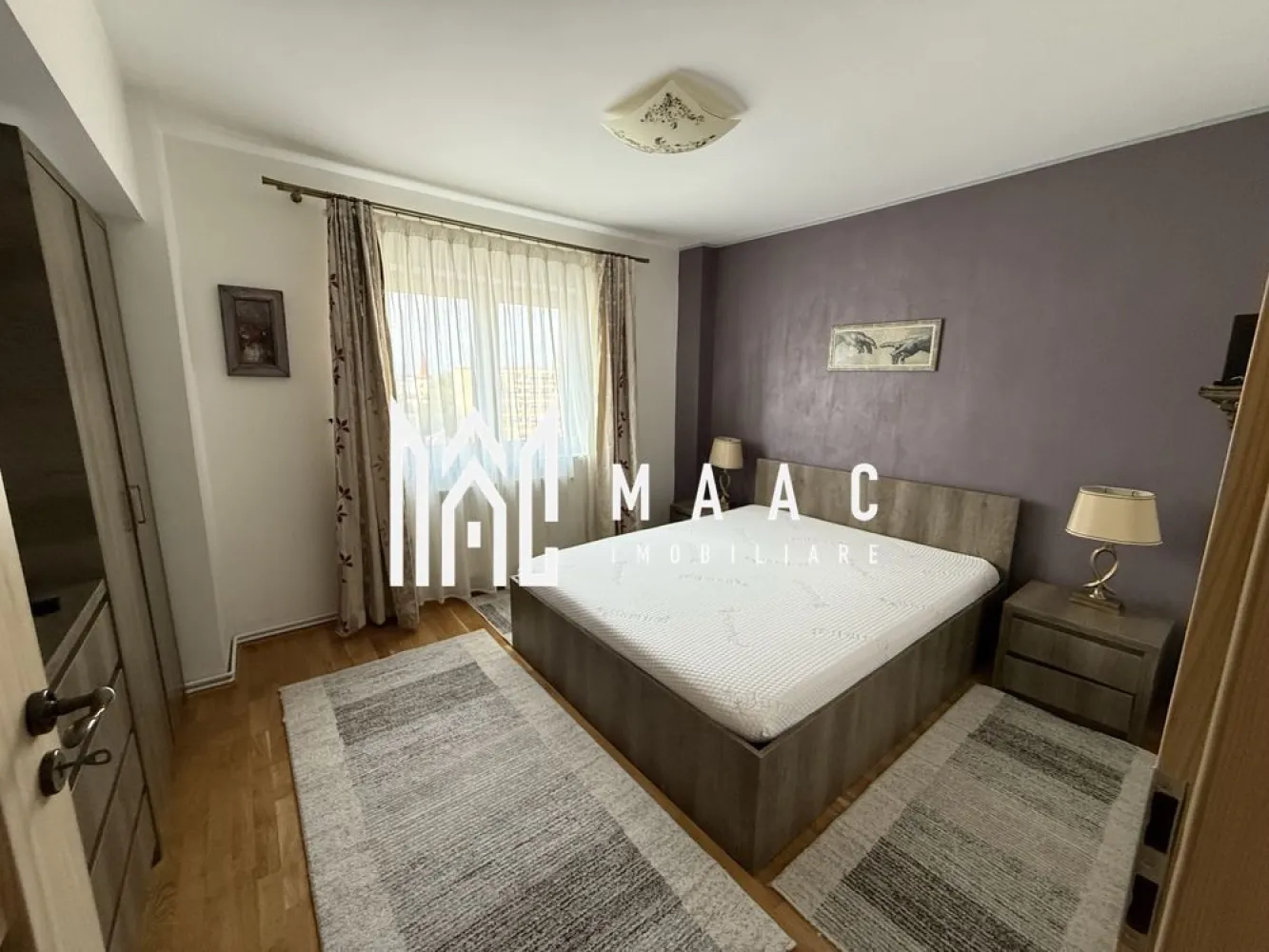 Apartament 3 camere I Pivniță 12 mp I Calea Dumbrăvii - Maac Imobiliare vă propune spre vânzare un apartament spațios și luminos, situat într-o zonă centrală, pe Calea Dumbrăvii. Poziția este excelentă, cu acces rapid către toate cartierele orașului și la doar 10 minute de mers pe jos de Piața Mare. În imediata apropiere se regăsesc școli, farmacii, magazine, spital, laboratoare medicale și parc, toate accesibile pietonal. Imobilul este recent renovat, complet mobilat și utilat. Se află la etajul 4, nivel ales pentru confort fonic sporit. Beneficiază și de o pivniță generoasă de 12 mp, prevăzută cu fereastră și rafturi pentru depozitare. Apartamentul, configurat inițial cu 4 camere, este compartimentat astfel: living de aprox. 32 mp, două dormitoare, două băi, cămară, dressing și bucătărie separată. Acoperișul clădirii a fost înlocuit în noiembrie 2025. Pentru informații suplimentare sau programarea unei vizionări, vă rugăm să menționați ID: CP2836925. }}