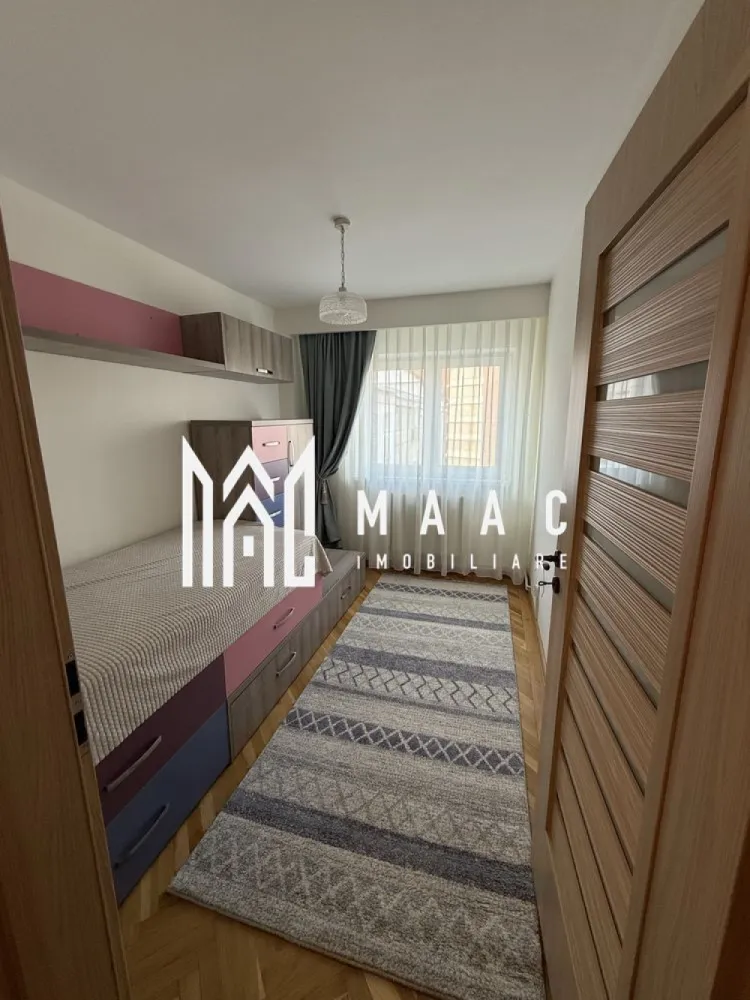 Apartament 3 camere I Pivniță 12 mp I Calea Dumbrăvii - Maac Imobiliare vă propune spre vânzare un apartament spațios și luminos, situat într-o zonă centrală, pe Calea Dumbrăvii. Poziția este excelentă, cu acces rapid către toate cartierele orașului și la doar 10 minute de mers pe jos de Piața Mare. În imediata apropiere se regăsesc școli, farmacii, magazine, spital, laboratoare medicale și parc, toate accesibile pietonal. Imobilul este recent renovat, complet mobilat și utilat. Se află la etajul 4, nivel ales pentru confort fonic sporit. Beneficiază și de o pivniță generoasă de 12 mp, prevăzută cu fereastră și rafturi pentru depozitare. Apartamentul, configurat inițial cu 4 camere, este compartimentat astfel: living de aprox. 32 mp, două dormitoare, două băi, cămară, dressing și bucătărie separată. Acoperișul clădirii a fost înlocuit în noiembrie 2025. Pentru informații suplimentare sau programarea unei vizionări, vă rugăm să menționați ID: CP2836925. }}