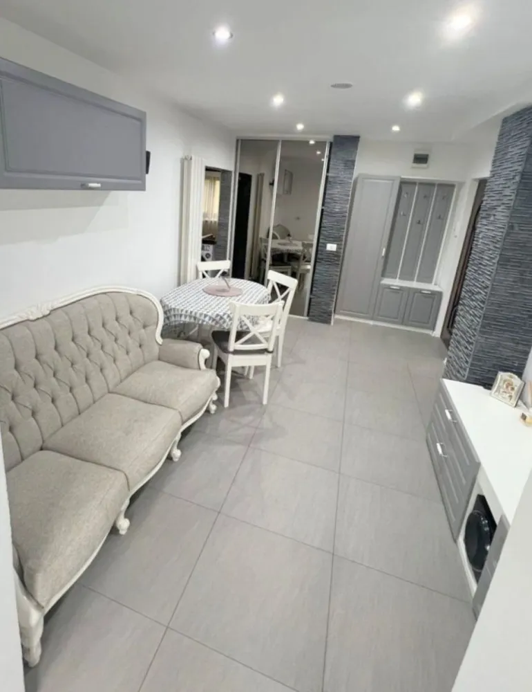 Apartament cu doua dormitoare, mobilat - cartier IC FRIMU - Va propunem spre inchiriere un apartament cu 2 camere, situat in cartierul IC Frimu, la etajul 4, intr-o zona apreciata, cu acces facil catre punctele de interes ale orasului. Apartamentul este mobilat si utilat complet, fiind restructurat inteligent pentru a oferi spatiu suplimentar si functionalitate sporita. Bucataria a fost mutata in balcon, rezultand un living generos, iar in fostul living a fost amenajat un dormitor suplimentar. Locuinta ofera astfel un plus de confort si versatilitate. Dotari: Centrala termica proprie Mobilier complet Electrocasnice Apartament curat, bine intretinut Tot confortul necesar pentru mutare imediata Conditii de inchiriere: Pret: 500 euro/luna Nu se accepta animale de companie Perioada minima contractuala: 3 luni La semnarea contractului se achita: chiria pentru luna in curs + o garantie returnabila + comision de intermediere 300 euro Pentru detalii suplimentare si programari la vizionare: Liliana Ene – Consilier imobiliar Mag Invest Telefon: 0746.252.252 Apartament ideal pentru persoane care isi doresc confort, compartimentare eficienta si o zona buna pentru locuit. }}