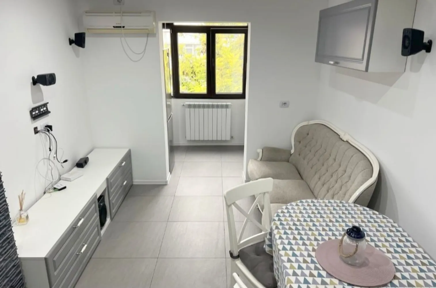 Apartament cu doua dormitoare, mobilat - cartier IC FRIMU - Va propunem spre inchiriere un apartament cu 2 camere, situat in cartierul IC Frimu, la etajul 4, intr-o zona apreciata, cu acces facil catre punctele de interes ale orasului. Apartamentul este mobilat si utilat complet, fiind restructurat inteligent pentru a oferi spatiu suplimentar si functionalitate sporita. Bucataria a fost mutata in balcon, rezultand un living generos, iar in fostul living a fost amenajat un dormitor suplimentar. Locuinta ofera astfel un plus de confort si versatilitate. Dotari: Centrala termica proprie Mobilier complet Electrocasnice Apartament curat, bine intretinut Tot confortul necesar pentru mutare imediata Conditii de inchiriere: Pret: 500 euro/luna Nu se accepta animale de companie Perioada minima contractuala: 3 luni La semnarea contractului se achita: chiria pentru luna in curs + o garantie returnabila + comision de intermediere 300 euro Pentru detalii suplimentare si programari la vizionare: Liliana Ene – Consilier imobiliar Mag Invest Telefon: 0746.252.252 Apartament ideal pentru persoane care isi doresc confort, compartimentare eficienta si o zona buna pentru locuit. }}