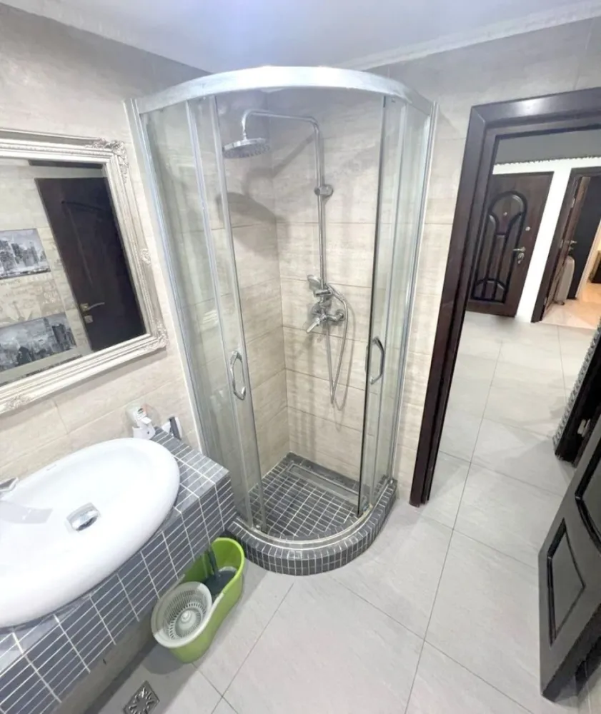 Apartament cu doua dormitoare, mobilat - cartier IC FRIMU - Va propunem spre inchiriere un apartament cu 2 camere, situat in cartierul IC Frimu, la etajul 4, intr-o zona apreciata, cu acces facil catre punctele de interes ale orasului. Apartamentul este mobilat si utilat complet, fiind restructurat inteligent pentru a oferi spatiu suplimentar si functionalitate sporita. Bucataria a fost mutata in balcon, rezultand un living generos, iar in fostul living a fost amenajat un dormitor suplimentar. Locuinta ofera astfel un plus de confort si versatilitate. Dotari: Centrala termica proprie Mobilier complet Electrocasnice Apartament curat, bine intretinut Tot confortul necesar pentru mutare imediata Conditii de inchiriere: Pret: 500 euro/luna Nu se accepta animale de companie Perioada minima contractuala: 3 luni La semnarea contractului se achita: chiria pentru luna in curs + o garantie returnabila + comision de intermediere 300 euro Pentru detalii suplimentare si programari la vizionare: Liliana Ene – Consilier imobiliar Mag Invest Telefon: 0746.252.252 Apartament ideal pentru persoane care isi doresc confort, compartimentare eficienta si o zona buna pentru locuit. }}