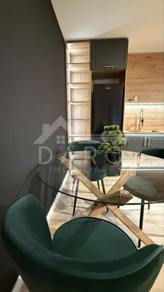 🏡 Apartament 2 camere de închiriat | Prima închiriere | - 🏡 Apartament 2 camere de închiriat | Prima închiriere | Încălzire în pardoseală Se oferă spre închiriere apartament modern cu 2 camere, situat în blocul B25, etaj 6, într-un complex rezidențial foarte căutat și liniștit, cu orientare sudică către parc. 📐 Suprafață: 80 mp construiți 📐 60 mp utili + terasă 10 mp 📍 Etaj 6 ✔ loc de parcare subteran inclus ✔ boxă privată pentru depozitare ✔ prima închiriere ✔ ideal pentru cuplu sau persoană care își dorește confort premium Compartimentare: ✔ living spațios ✔ dormitor ✔ bucătărie ✔ baie ✔ terasă mare Dotări premium: ✔ încălzire în pardoseală ✔ aer condiționat ✔ mașină de spălat vase ✔ mașină de spălat haine ✔ cuptor ✔ plită pe gaz și curent ✔ frigider XL ✔ iluminat ambiental LED ✔ mobilă de lux ✔ finisaje premium ✔ 2 lifturi în imobil Avantaje locație: 📍 orientare sudică – apartament luminos 📍 magazine în apropiere (Lidl etc.) 📍 parcuri și spații verzi 📍 complex rezidențial liniștit și foarte apreciat 🤝 Proprietate promovată prin DARO Imobiliare 📞 Detalii și vizionări: Coman Maria – DARO Imobiliare 📱 0749 535 729 🔑 DARO Imobiliare – găsim locuința potrivită. }}