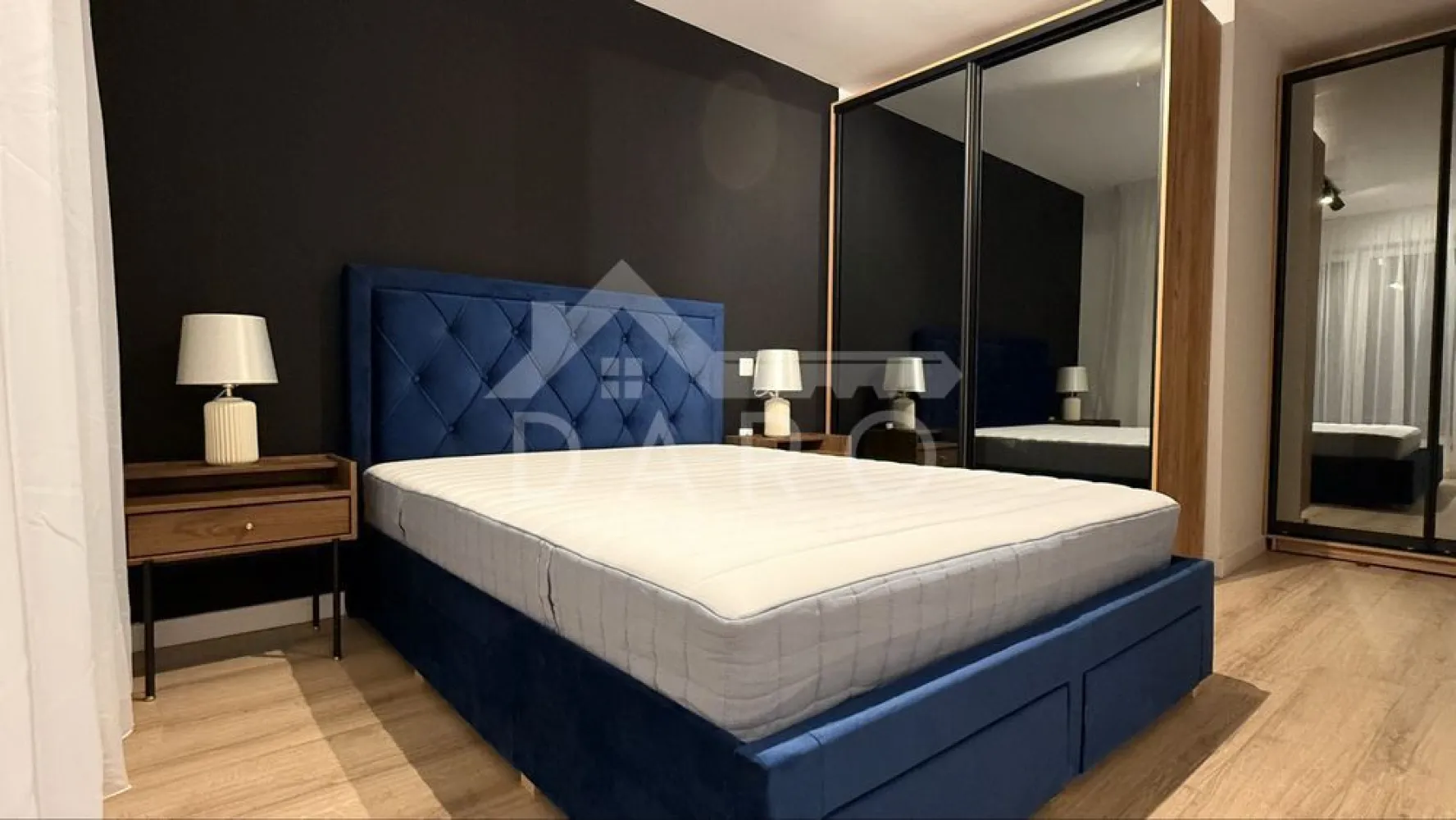 🏡 Apartament 2 camere de închiriat | Prima închiriere | - 🏡 Apartament 2 camere de închiriat | Prima închiriere | Încălzire în pardoseală Se oferă spre închiriere apartament modern cu 2 camere, situat în blocul B25, etaj 6, într-un complex rezidențial foarte căutat și liniștit, cu orientare sudică către parc. 📐 Suprafață: 80 mp construiți 📐 60 mp utili + terasă 10 mp 📍 Etaj 6 ✔ loc de parcare subteran inclus ✔ boxă privată pentru depozitare ✔ prima închiriere ✔ ideal pentru cuplu sau persoană care își dorește confort premium Compartimentare: ✔ living spațios ✔ dormitor ✔ bucătărie ✔ baie ✔ terasă mare Dotări premium: ✔ încălzire în pardoseală ✔ aer condiționat ✔ mașină de spălat vase ✔ mașină de spălat haine ✔ cuptor ✔ plită pe gaz și curent ✔ frigider XL ✔ iluminat ambiental LED ✔ mobilă de lux ✔ finisaje premium ✔ 2 lifturi în imobil Avantaje locație: 📍 orientare sudică – apartament luminos 📍 magazine în apropiere (Lidl etc.) 📍 parcuri și spații verzi 📍 complex rezidențial liniștit și foarte apreciat 🤝 Proprietate promovată prin DARO Imobiliare 📞 Detalii și vizionări: Coman Maria – DARO Imobiliare 📱 0749 535 729 🔑 DARO Imobiliare – găsim locuința potrivită. }}