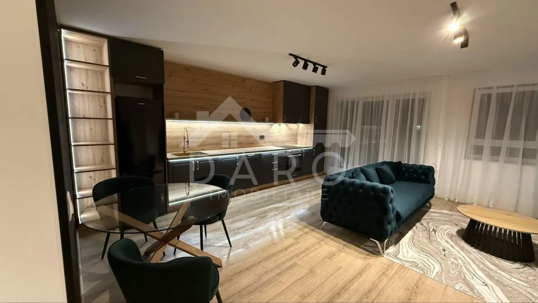 🏡 Apartament 2 camere de închiriat | Prima închiriere | - 🏡 Apartament 2 camere de închiriat | Prima închiriere | Încălzire în pardoseală Se oferă spre închiriere apartament modern cu 2 camere, situat în blocul B25, etaj 6, într-un complex rezidențial foarte căutat și liniștit, cu orientare sudică către parc. 📐 Suprafață: 80 mp construiți 📐 60 mp utili + terasă 10 mp 📍 Etaj 6 ✔ loc de parcare subteran inclus ✔ boxă privată pentru depozitare ✔ prima închiriere ✔ ideal pentru cuplu sau persoană care își dorește confort premium Compartimentare: ✔ living spațios ✔ dormitor ✔ bucătărie ✔ baie ✔ terasă mare Dotări premium: ✔ încălzire în pardoseală ✔ aer condiționat ✔ mașină de spălat vase ✔ mașină de spălat haine ✔ cuptor ✔ plită pe gaz și curent ✔ frigider XL ✔ iluminat ambiental LED ✔ mobilă de lux ✔ finisaje premium ✔ 2 lifturi în imobil Avantaje locație: 📍 orientare sudică – apartament luminos 📍 magazine în apropiere (Lidl etc.) 📍 parcuri și spații verzi 📍 complex rezidențial liniștit și foarte apreciat 🤝 Proprietate promovată prin DARO Imobiliare 📞 Detalii și vizionări: Coman Maria – DARO Imobiliare 📱 0749 535 729 🔑 DARO Imobiliare – găsim locuința potrivită. }}