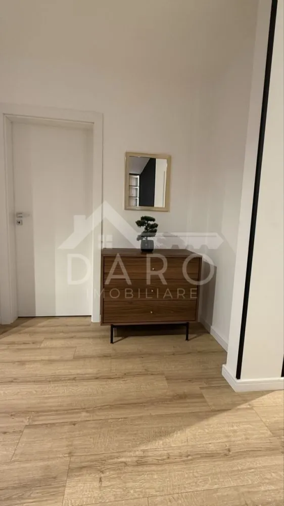 🏡 Apartament 2 camere de închiriat | Prima închiriere | - 🏡 Apartament 2 camere de închiriat | Prima închiriere | Încălzire în pardoseală Se oferă spre închiriere apartament modern cu 2 camere, situat în blocul B25, etaj 6, într-un complex rezidențial foarte căutat și liniștit, cu orientare sudică către parc. 📐 Suprafață: 80 mp construiți 📐 60 mp utili + terasă 10 mp 📍 Etaj 6 ✔ loc de parcare subteran inclus ✔ boxă privată pentru depozitare ✔ prima închiriere ✔ ideal pentru cuplu sau persoană care își dorește confort premium Compartimentare: ✔ living spațios ✔ dormitor ✔ bucătărie ✔ baie ✔ terasă mare Dotări premium: ✔ încălzire în pardoseală ✔ aer condiționat ✔ mașină de spălat vase ✔ mașină de spălat haine ✔ cuptor ✔ plită pe gaz și curent ✔ frigider XL ✔ iluminat ambiental LED ✔ mobilă de lux ✔ finisaje premium ✔ 2 lifturi în imobil Avantaje locație: 📍 orientare sudică – apartament luminos 📍 magazine în apropiere (Lidl etc.) 📍 parcuri și spații verzi 📍 complex rezidențial liniștit și foarte apreciat 🤝 Proprietate promovată prin DARO Imobiliare 📞 Detalii și vizionări: Coman Maria – DARO Imobiliare 📱 0749 535 729 🔑 DARO Imobiliare – găsim locuința potrivită. }}