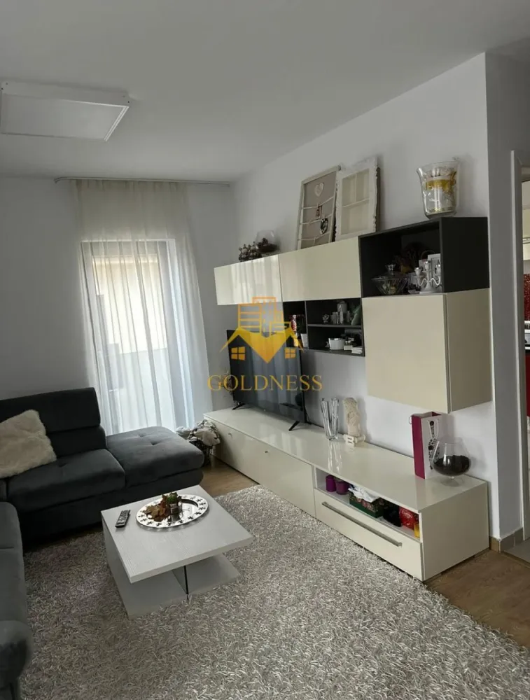 2 Camere decomandate, Borhanci, Parcare, Eric Berghel, Mega Image. - GOLDNESS Imobiliare vă propune spre închiriere un apartament cu 2 camere complet mobilat și utilat, la etajul 1 într-un imobil de 2 etaje, în Cartierul Borhanci. Parcare inclusa in fata ! Se află în apropierea stațiilor de transport în comun, magazine, restaurante, spații verzi, farmacii, etc. Apartamentul este compartimentat astfel: - dormitor cu pat matrimonial, dressing, noptiere - living cu canapea extensibilă, loc de servit masa, TV -bucatarie complet utilată și mobilată, - baie cu cada, calorifer port prosop și dulap pentru depozitare. - balcon 4 mp. Imobilul este dotat cu toate cele necesare- centrală proprie, frigider, aragaz, hotă, mașină de spălat haine, etc. Dacă sunteți interesați de acest apartament și doriți să îl vizionați, dar și pentru alte oferte nu ezitați să ne contactați telefonic sau prin e-mail. Vă stăm la dispoziție! Pentru intermediere se percepe un comision de 50% din prețul chiriei! }}