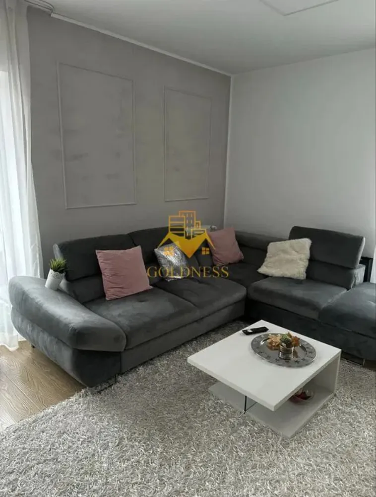 2 Camere decomandate, Borhanci, Parcare, Eric Berghel, Mega Image. - GOLDNESS Imobiliare vă propune spre închiriere un apartament cu 2 camere complet mobilat și utilat, la etajul 1 într-un imobil de 2 etaje, în Cartierul Borhanci. Parcare inclusa in fata ! Se află în apropierea stațiilor de transport în comun, magazine, restaurante, spații verzi, farmacii, etc. Apartamentul este compartimentat astfel: - dormitor cu pat matrimonial, dressing, noptiere - living cu canapea extensibilă, loc de servit masa, TV -bucatarie complet utilată și mobilată, - baie cu cada, calorifer port prosop și dulap pentru depozitare. - balcon 4 mp. Imobilul este dotat cu toate cele necesare- centrală proprie, frigider, aragaz, hotă, mașină de spălat haine, etc. Dacă sunteți interesați de acest apartament și doriți să îl vizionați, dar și pentru alte oferte nu ezitați să ne contactați telefonic sau prin e-mail. Vă stăm la dispoziție! Pentru intermediere se percepe un comision de 50% din prețul chiriei! }}