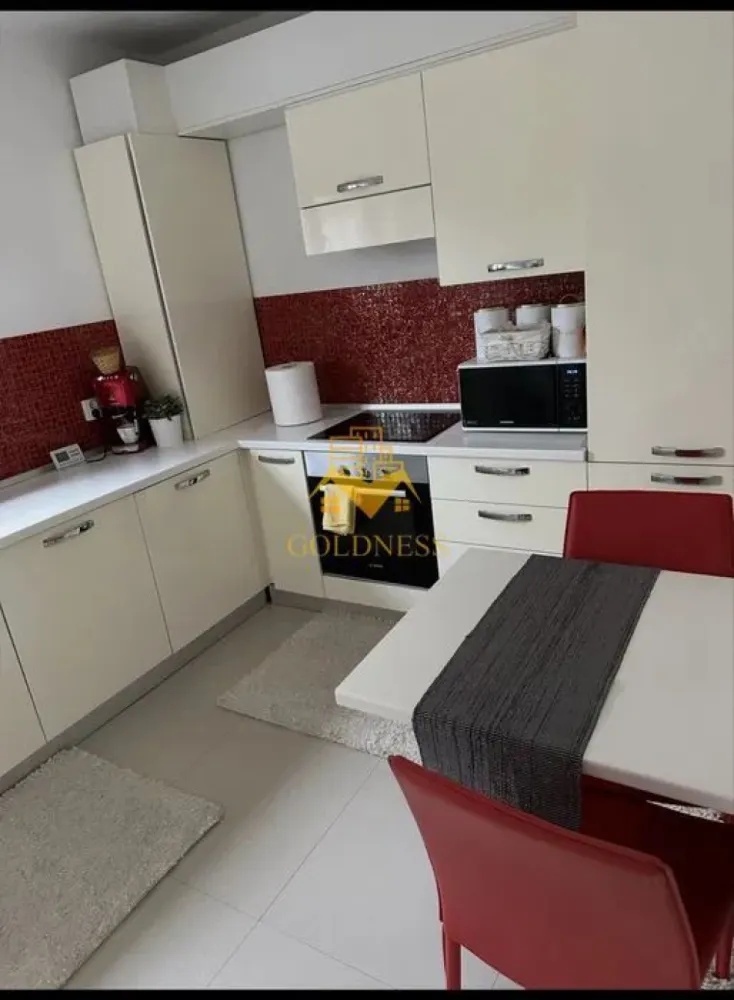 2 Camere decomandate, Borhanci, Parcare, Eric Berghel, Mega Image. - GOLDNESS Imobiliare vă propune spre închiriere un apartament cu 2 camere complet mobilat și utilat, la etajul 1 într-un imobil de 2 etaje, în Cartierul Borhanci. Parcare inclusa in fata ! Se află în apropierea stațiilor de transport în comun, magazine, restaurante, spații verzi, farmacii, etc. Apartamentul este compartimentat astfel: - dormitor cu pat matrimonial, dressing, noptiere - living cu canapea extensibilă, loc de servit masa, TV -bucatarie complet utilată și mobilată, - baie cu cada, calorifer port prosop și dulap pentru depozitare. - balcon 4 mp. Imobilul este dotat cu toate cele necesare- centrală proprie, frigider, aragaz, hotă, mașină de spălat haine, etc. Dacă sunteți interesați de acest apartament și doriți să îl vizionați, dar și pentru alte oferte nu ezitați să ne contactați telefonic sau prin e-mail. Vă stăm la dispoziție! Pentru intermediere se percepe un comision de 50% din prețul chiriei! }}