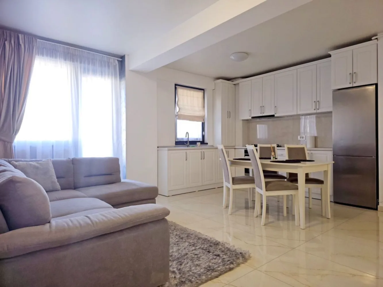 Inchiriere 2 camere Complex Roka, Micro 17 – parcare – 630 euro/luna - Va propunem spre inchiriere un apartament modern cu 2 camere, situat in Complex Roka, cartier Micro 17, la etajul 1 din 5, intr-un imobil dat in folosinta in anul 2022, prevazut cu lift modern si silentios. Apartamentul are o suprafata generoasa de 65 mp si dispune de balcon, fiind ideal pentru persoanele care isi doresc confort, spatiu si finisaje de calitate. Beneficiaza de loc de parcare in curtea interioara a cladirii. Zona este foarte buna, langa Penny si piata, cu mijloc de transport in comun chiar langa bloc, oferind acces rapid catre toate punctele de interes. Locuinta este mobilata si utilata complet, pregatita pentru mutare imediata. Dotari si beneficii: Centrala termica proprie Incalzire in pardoseala Aer conditionat Cabina de dus Grup sanitar cu geam pentru aerisire naturala Masina de spalat Frigider Plita Hota Cuptor Pret chirie: 630 euro/luna Garantie returnabila: 630 euro Se inchiriaza si cetatenilor ucraineni, la pretul de 650 euro/luna. Perioada minima contractuala: 3 luni. La semnarea contractului se solicita: chiria pentru luna in curs, garantia si comisionul agentiei. Pentru relatii si programari la vizionare: Liliana Ene – Consilier imobiliar Mag Invest Telefon: 0746.252.252 }}