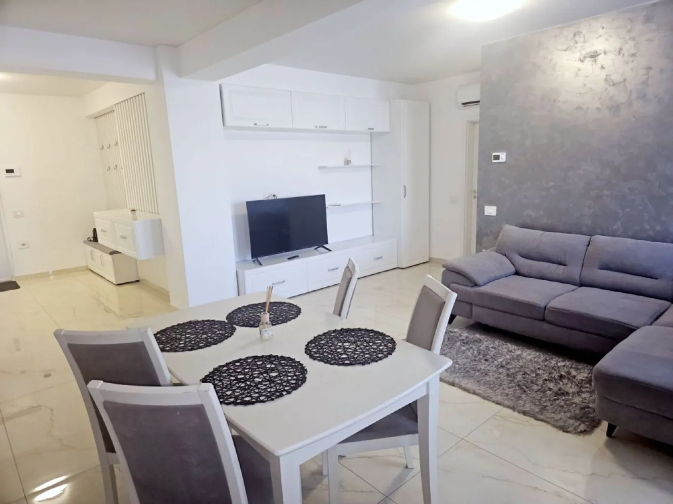 Inchiriere 2 camere Complex Roka, Micro 17 – parcare – 630 euro/luna - Va propunem spre inchiriere un apartament modern cu 2 camere, situat in Complex Roka, cartier Micro 17, la etajul 1 din 5, intr-un imobil dat in folosinta in anul 2022, prevazut cu lift modern si silentios. Apartamentul are o suprafata generoasa de 65 mp si dispune de balcon, fiind ideal pentru persoanele care isi doresc confort, spatiu si finisaje de calitate. Beneficiaza de loc de parcare in curtea interioara a cladirii. Zona este foarte buna, langa Penny si piata, cu mijloc de transport in comun chiar langa bloc, oferind acces rapid catre toate punctele de interes. Locuinta este mobilata si utilata complet, pregatita pentru mutare imediata. Dotari si beneficii: Centrala termica proprie Incalzire in pardoseala Aer conditionat Cabina de dus Grup sanitar cu geam pentru aerisire naturala Masina de spalat Frigider Plita Hota Cuptor Pret chirie: 630 euro/luna Garantie returnabila: 630 euro Se inchiriaza si cetatenilor ucraineni, la pretul de 650 euro/luna. Perioada minima contractuala: 3 luni. La semnarea contractului se solicita: chiria pentru luna in curs, garantia si comisionul agentiei. Pentru relatii si programari la vizionare: Liliana Ene – Consilier imobiliar Mag Invest Telefon: 0746.252.252 }}