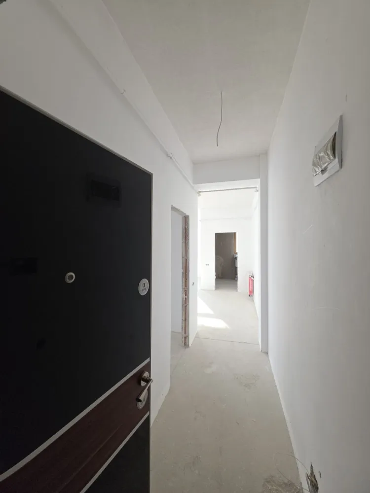 APARTAMENT 2 CAM- INTABULAT- SUPER ZONA - Intabulat disponibil imediat, imobil locuit!Apartament 2 camere luminos si spatios – 60,8 mp utili, balcon GenerosSituat intr-o zona de interes ridicat, Octavian Goga nr 5, langa bvd Vasile Milea, mall shopping city, Kaufland, lidl, zone de interes si 2km pana in centrul orasului Sibiu !✅ Preț excelent: 85.000 € (doar 1398 €/m2)✅️ COMISION 0%✅ 60.8 mp utili&nbsp;✅ Intabulat – actele pregătite pentru vânzare✅ 1 loc de parcare exterior INCLUS in pret✅ Mutare imediată✅ Cartier locuit, acces rapid la bulevard, mall shopping city, Kaufland, lidl,școli și grădinițe.