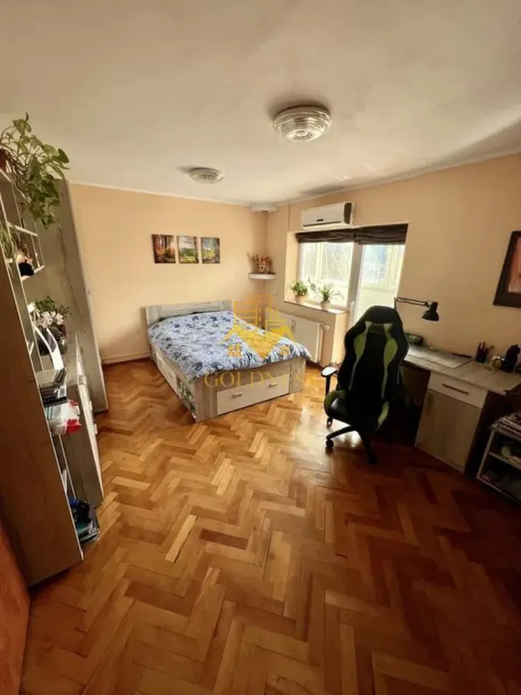 3 Camere decomandate, Zorilor, Parcare, UMF, UTCN, Observatorului. - GOLDNESS Imobiliare vă propune spre închiriere un apartament cu 3 camere complet mobilat și utilat, la etajul 3 într-un imobil de 6 etaje, în Cartierul Zorilor! Parcare subterana inclusa ! Se află în apropierea stațiilor de transport în comun, magazine, restaurante, spații verzi, farmacii, etc. Apartamentul este compartimentat astfel: - dormitor cu pat matrimonial, dressing, noptiere, AC,birou, iesire pe balcon - dormitor cu pat matrimonial, dressing, noptiere, birou - dormitor cu pat matrimonial, dressing, noptiere, birou - bucatarie complet utilată și mobilată, canapea extensibilă, loc de servit masa - baie cu cada, calorifer port prosop și dulap pentru depozitare. - balcon 5 mp. -balcon 5 mp. Imobilul este dotat cu toate cele necesare- centrală proprie, frigider, aragaz, hotă, mașină de spălat haine, etc. Dacă sunteți interesați de acest apartament și doriți să îl vizionați, dar și pentru alte oferte nu ezitați să ne contactați telefonic sau prin e-mail. Vă stăm la dispoziție! Pentru intermediere se percepe un comision de 50% din prețul chiriei!