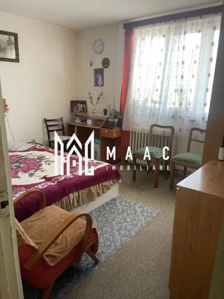 Apartament 2 camere | 52 MPU | Balcon | Mihai Viteazu - MAAC Imobiliare vă propune spre vânzare un apartament cu 2 camere, decomandat, situat la etajul 9 din 10, într-un bloc cu lift și izolat termic, ideal pentru cei care caută confort, lumină naturală și acces rapid la facilitățile orașului. Caracteristici generale: Suprafață utilă: 52 mp Etaj: 9/10 Balcon mare Boxă la subsol pentru depozitare Compartimentare: 2 camere spațioase Bucătărie Baie 2 holuri Balcon generos Dotări și utilități: Centrală termică Geamuri termopan Frigider, aragaz Mașină de spălat rufe Pentru mai multe detalii precizati telefonic ca ati vazut anuntul cu ID: CP2836515 }}