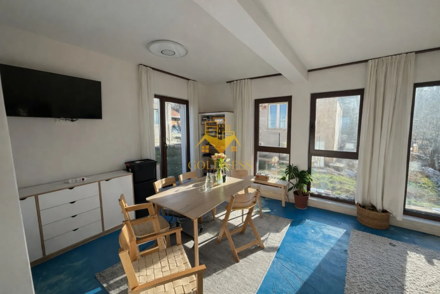 Casa, Gheorgheni sat, 4 Camere decomandate, Parcare, Curte,Petfriendly - Vă propun spre închiriere casă modernă, construită în 2022, situată într-o zonă liniștită, ideală pentru o familie care își dorește confort, spațiu și intimitate. Petfriendly Compartimentare: Demisol: garaj pentru 2 mașini cu poartă automată Parter: bucătărie complet echipată (mașină de spălat vase, mașină de spălat rufe), living spațios și baie Etaj: 3 dormitoare și 2 băi suplimentare : grădină 250 mp, amenajată și gata de utilizare Utilități & dotări: Gaz, curent, apă, fosă septică, internet, încălzire în pardoseală, șemineu. Casa este mobilată și pregătită pentru mutare imediată. Preț: 750 euro lună Pentru detalii suplimentare sau programarea unei vizionări, vă rog să mă contactați în privat. Pentru intermediere se percepe comision de 75%