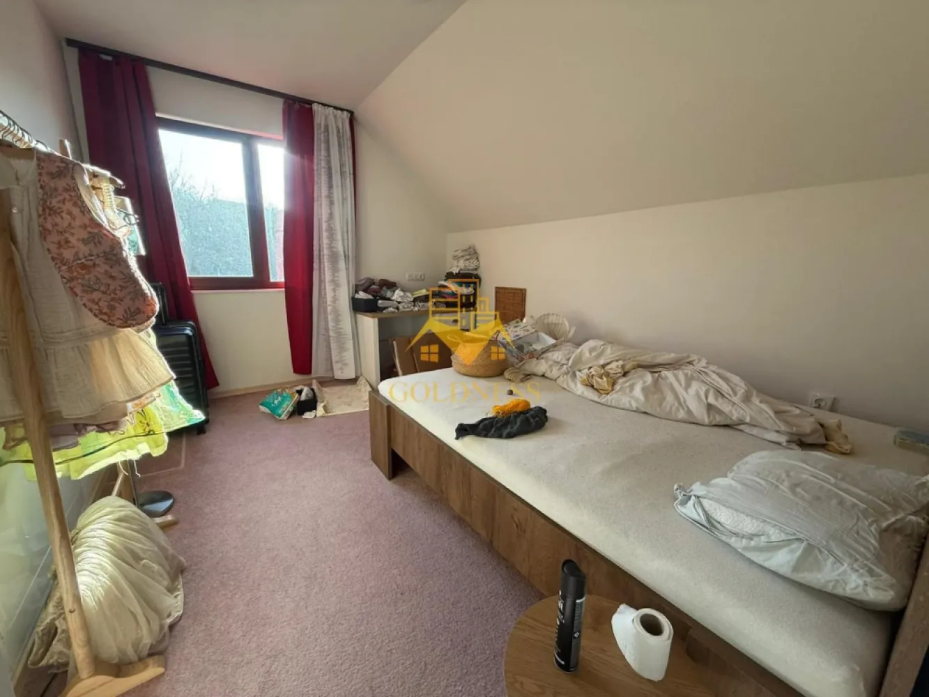 Casa, Gheorgheni sat, 4 Camere decomandate, Parcare, Curte,Petfriendly - Vă propun spre închiriere casă modernă, construită în 2022, situată într-o zonă liniștită, ideală pentru o familie care își dorește confort, spațiu și intimitate. Petfriendly Compartimentare: Demisol: garaj pentru 2 mașini cu poartă automată Parter: bucătărie complet echipată (mașină de spălat vase, mașină de spălat rufe), living spațios și baie Etaj: 3 dormitoare și 2 băi suplimentare : grădină 250 mp, amenajată și gata de utilizare Utilități & dotări: Gaz, curent, apă, fosă septică, internet, încălzire în pardoseală, șemineu. Casa este mobilată și pregătită pentru mutare imediată. Preț: 750 euro lună Pentru detalii suplimentare sau programarea unei vizionări, vă rog să mă contactați în privat. Pentru intermediere se percepe comision de 75% }}