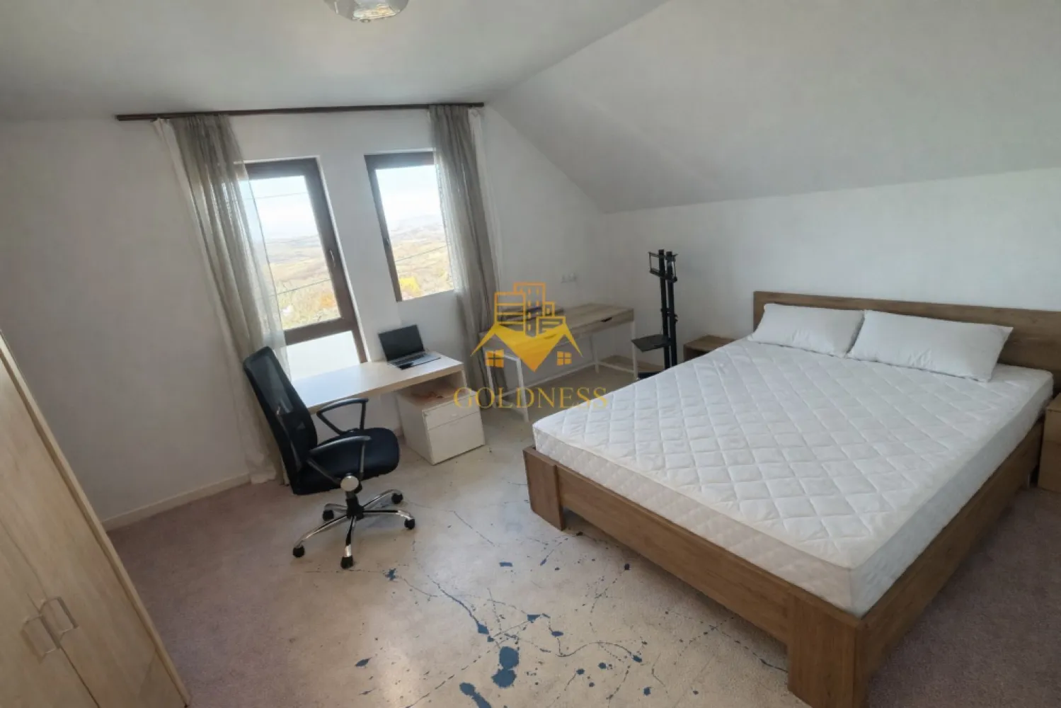 Casa, Gheorgheni sat, 4 Camere decomandate, Parcare, Curte,Petfriendly - Vă propun spre închiriere casă modernă, construită în 2022, situată într-o zonă liniștită, ideală pentru o familie care își dorește confort, spațiu și intimitate. Petfriendly Compartimentare: Demisol: garaj pentru 2 mașini cu poartă automată Parter: bucătărie complet echipată (mașină de spălat vase, mașină de spălat rufe), living spațios și baie Etaj: 3 dormitoare și 2 băi suplimentare : grădină 250 mp, amenajată și gata de utilizare Utilități & dotări: Gaz, curent, apă, fosă septică, internet, încălzire în pardoseală, șemineu. Casa este mobilată și pregătită pentru mutare imediată. Preț: 750 euro lună Pentru detalii suplimentare sau programarea unei vizionări, vă rog să mă contactați în privat. Pentru intermediere se percepe comision de 75% }}