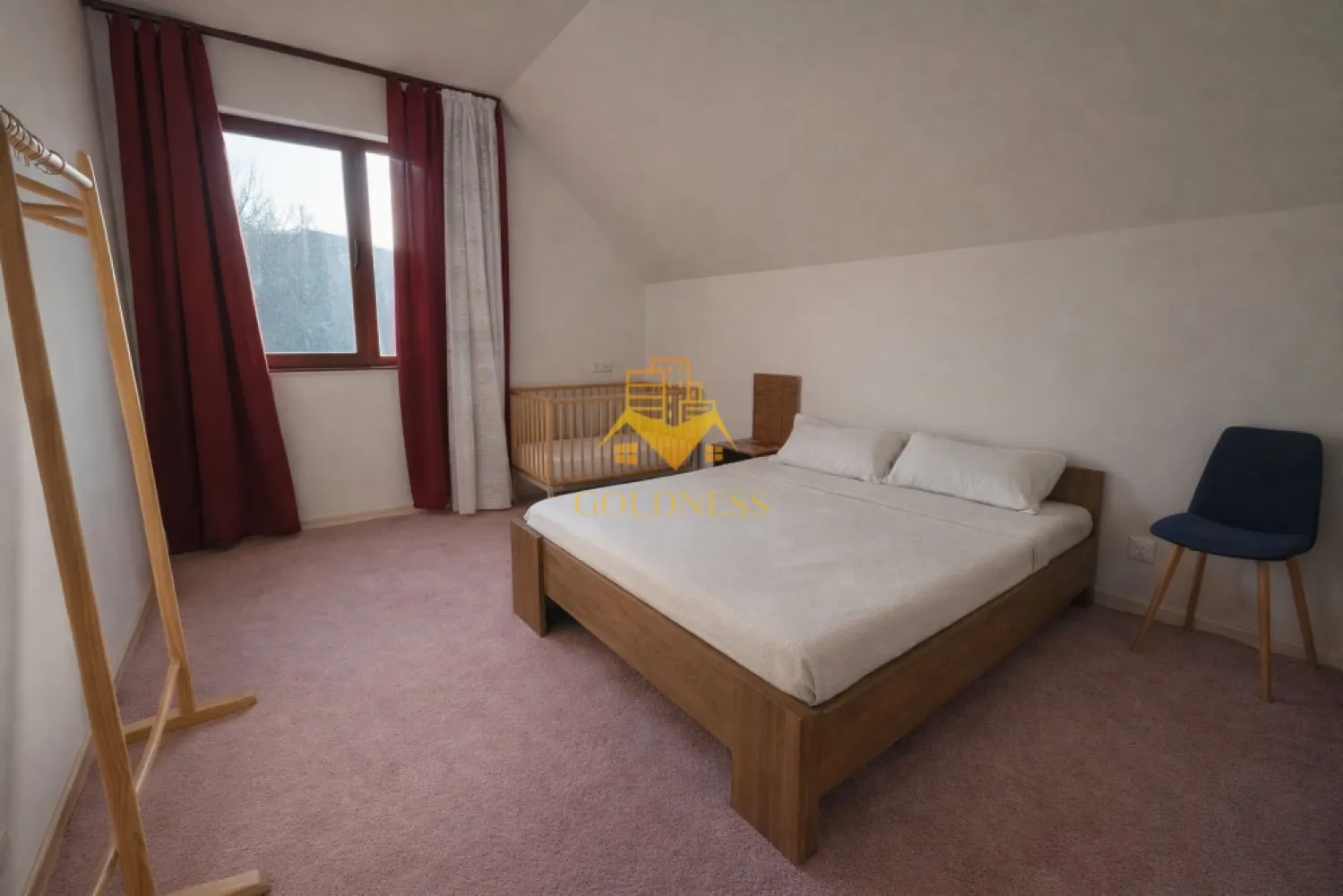 Casa, Gheorgheni sat, 4 Camere decomandate, Parcare, Curte,Petfriendly - Vă propun spre închiriere casă modernă, construită în 2022, situată într-o zonă liniștită, ideală pentru o familie care își dorește confort, spațiu și intimitate. Petfriendly Compartimentare: Demisol: garaj pentru 2 mașini cu poartă automată Parter: bucătărie complet echipată (mașină de spălat vase, mașină de spălat rufe), living spațios și baie Etaj: 3 dormitoare și 2 băi suplimentare : grădină 250 mp, amenajată și gata de utilizare Utilități & dotări: Gaz, curent, apă, fosă septică, internet, încălzire în pardoseală, șemineu. Casa este mobilată și pregătită pentru mutare imediată. Preț: 750 euro lună Pentru detalii suplimentare sau programarea unei vizionări, vă rog să mă contactați în privat. Pentru intermediere se percepe comision de 75% }}