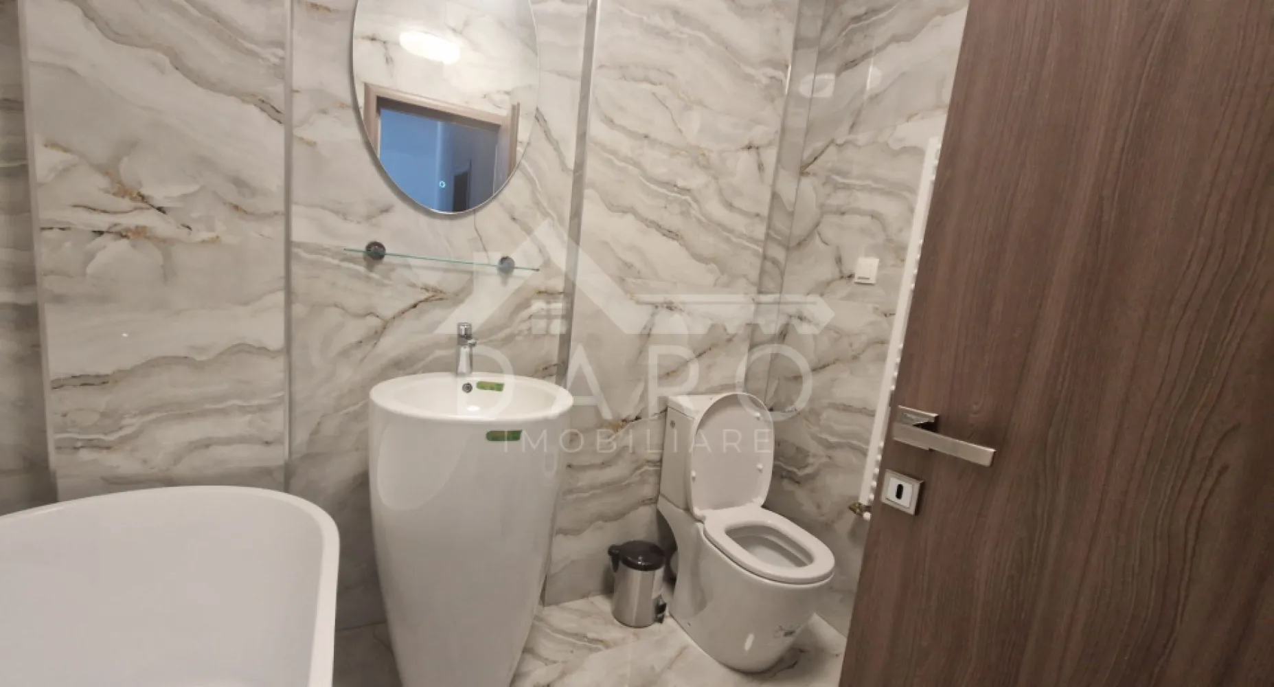 Apartament de inchiriat cu 3 camere , strada Papiu Ilarian