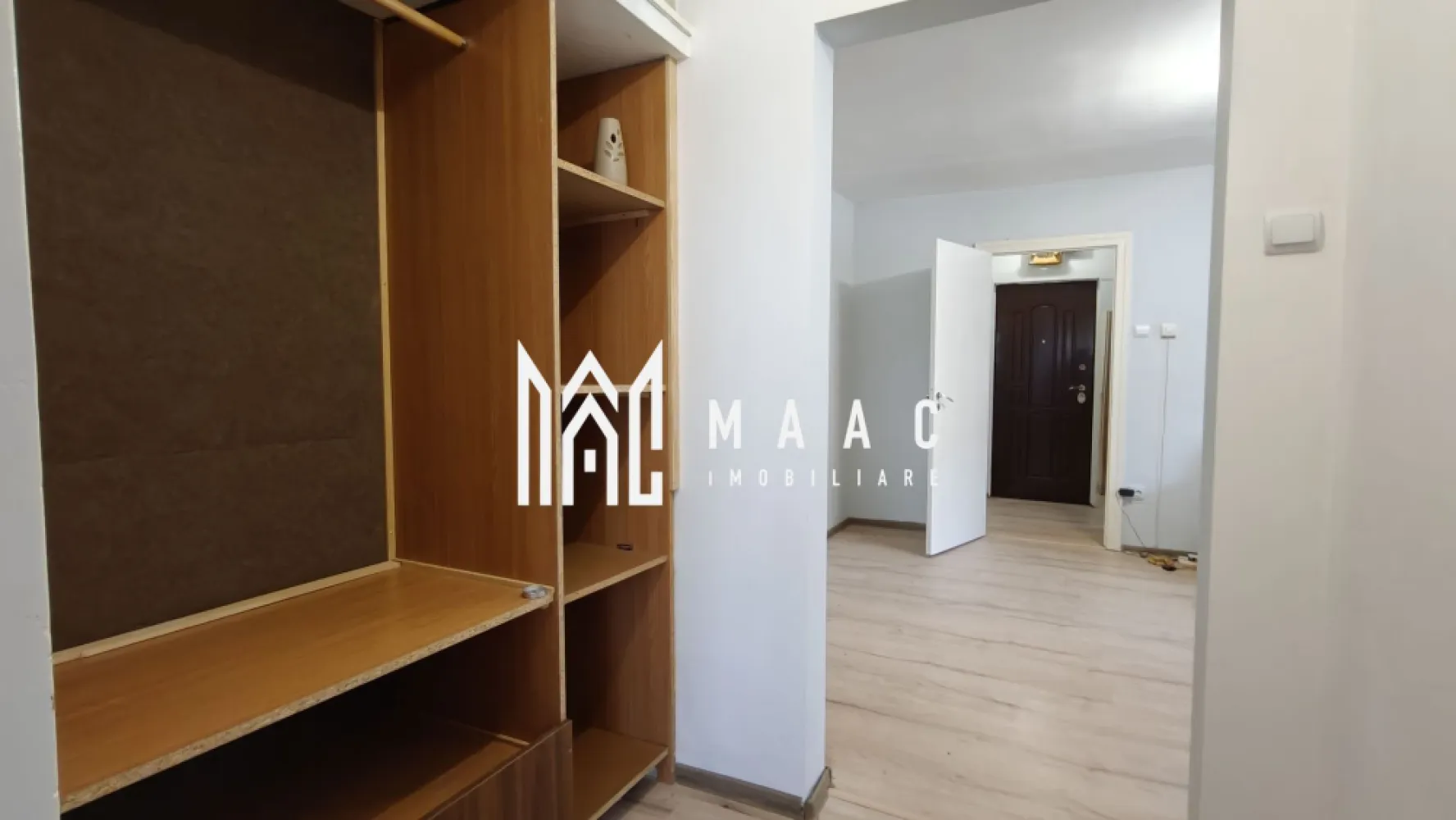 Apartament 2 camere I 43 mpu I Parter I Terezian - MAAC Imobiliare propune pentru achiziție un apartament cu 2 camere, situat la parterul unui bloc cu 4 etaje, în cartierul Terezian, Sibiu. Caracteristici: - Suprafață utilă: 43 mp - Semidecomandat Compartimentare: living, bucătărie închisă, dormitor luminos, baie cu geam de aerisire, debara. - Se vinde mobilat și utilat - Liber de sarcini, disponibil imediat - Izolat exterior (există urme de umezeală datorate montajului incorect) Zona Terezian: Cartier liniștit, cu străzi largi și spații verzi, în apropierea râului Cibin. Acces facil la școli, grădinițe și magazine. Pentru detalii sau vizionare, contactați MAAC Imobiliare, specificând ID CP2836459. }}