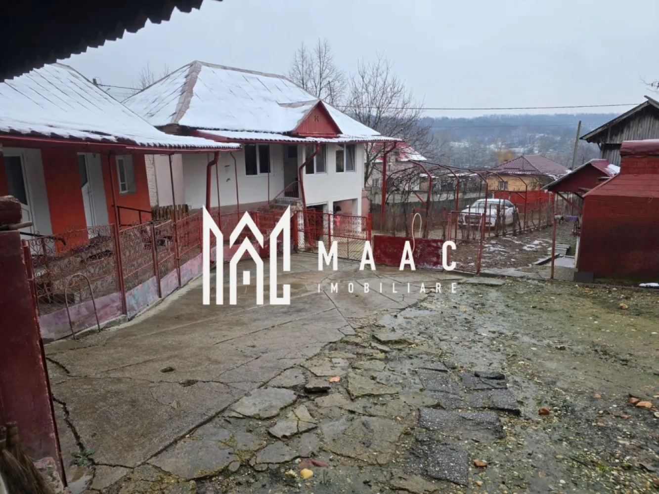 Proprietate cu două case| Comuna Fartatesti - MAAC Imobiliare propune spre vânzare o proprietate situată într-o zonă liniștită, din comuna Fartatesti, judetul Valcea, ideală pentru cei care își doresc confort, spațiu și intimitate. 📅 An construcție: 1984 📍 Acces facil, zonă liniștită Proprietatea este compusă din două case amplasate în aceeași curte, fiind potrivită pentru: ✔️ două familii ✔️ casă de vacanță ✔️ investiție 🏠 Casa 1 3 camere 1 hol Beci pe toată suprafața casei – spațiu generos pentru depozitare 🏡 Casa 2 2 camere Bucătărie Baie ✨ Proprietatea oferă liniște, aer curat și potențial pentru amenajare după propriul gust. 📞 Pentru mai multe detalii și programarea unei vizionări, vă stăm la dispoziție!