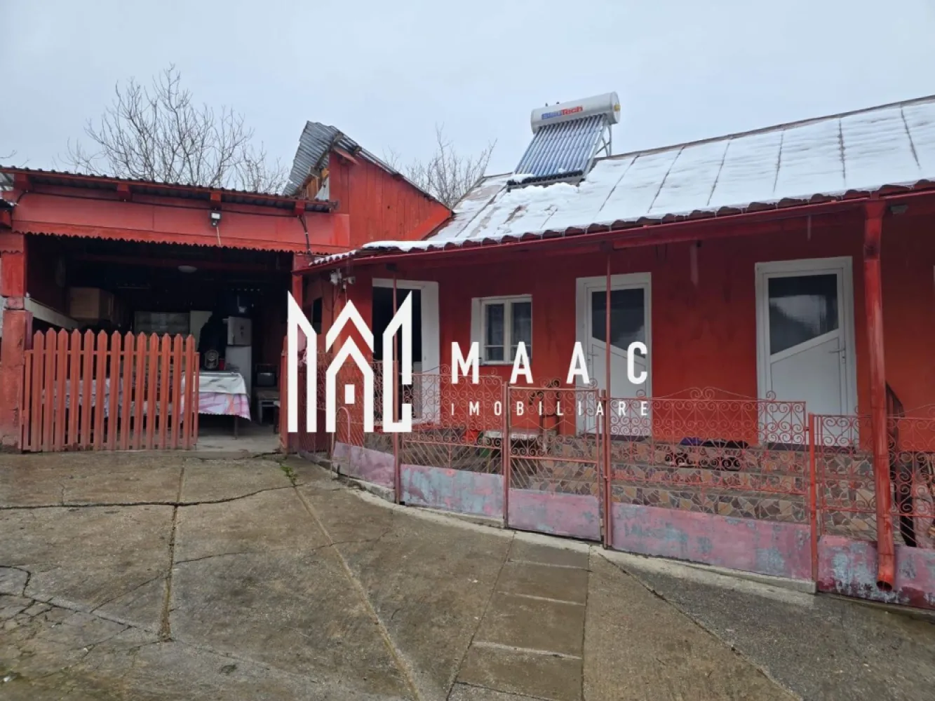 Proprietate cu două case| Comuna Fartatesti - MAAC Imobiliare propune spre vânzare o proprietate situată într-o zonă liniștită, din comuna Fartatesti, judetul Valcea, ideală pentru cei care își doresc confort, spațiu și intimitate. 📅 An construcție: 1984 📍 Acces facil, zonă liniștită Proprietatea este compusă din două case amplasate în aceeași curte, fiind potrivită pentru: ✔️ două familii ✔️ casă de vacanță ✔️ investiție 🏠 Casa 1 3 camere 1 hol Beci pe toată suprafața casei – spațiu generos pentru depozitare 🏡 Casa 2 2 camere Bucătărie Baie ✨ Proprietatea oferă liniște, aer curat și potențial pentru amenajare după propriul gust. 📞 Pentru mai multe detalii și programarea unei vizionări, vă stăm la dispoziție! }}