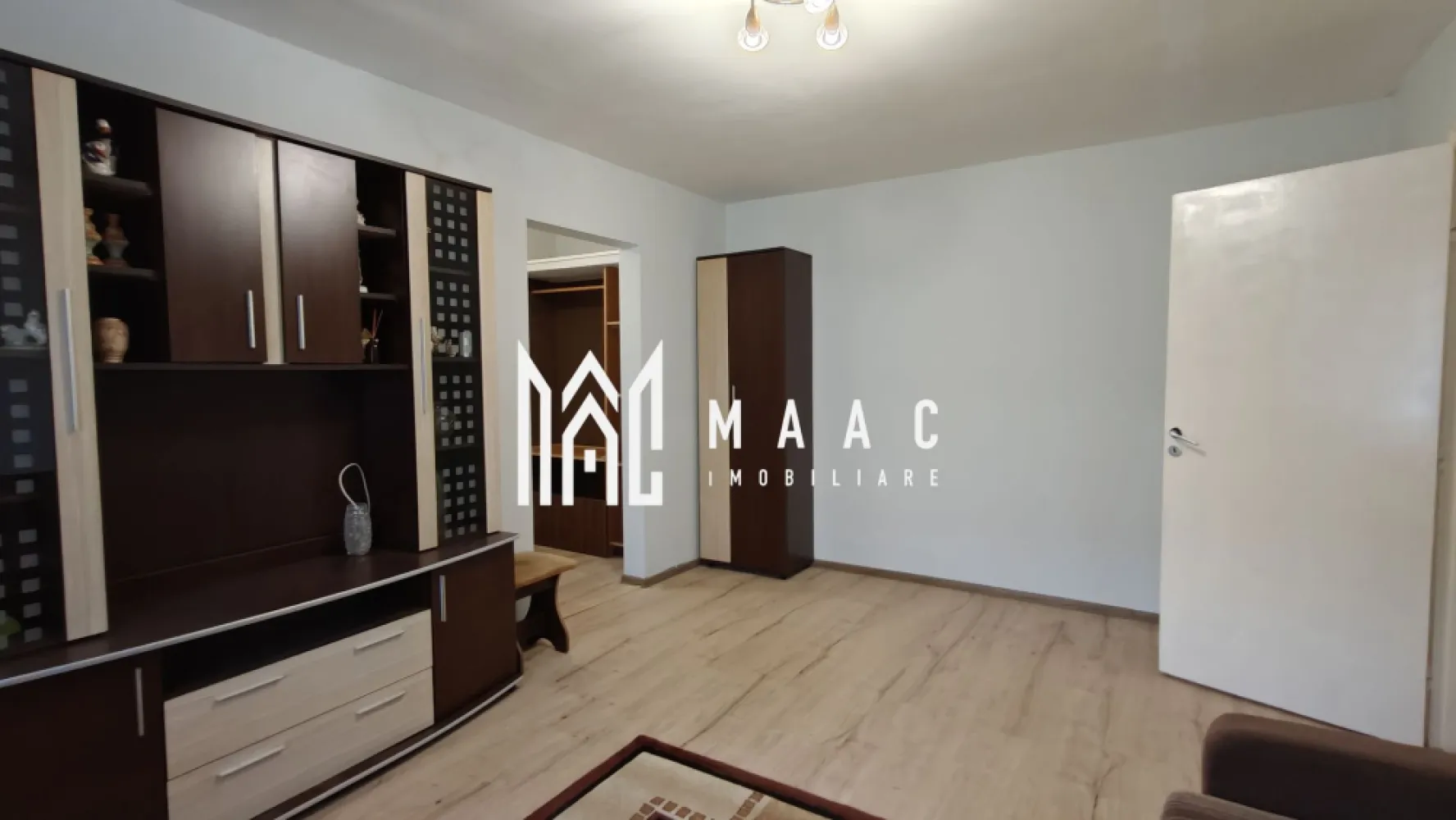 Apartament 2 camere I 43 mpu I Parter I Terezian - MAAC Imobiliare propune pentru achiziție un apartament cu 2 camere, situat la parterul unui bloc cu 4 etaje, în cartierul Terezian, Sibiu. Caracteristici: - Suprafață utilă: 43 mp - Semidecomandat Compartimentare: living, bucătărie închisă, dormitor luminos, baie cu geam de aerisire, debara. - Se vinde mobilat și utilat - Liber de sarcini, disponibil imediat - Izolat exterior (există urme de umezeală datorate montajului incorect) Zona Terezian: Cartier liniștit, cu străzi largi și spații verzi, în apropierea râului Cibin. Acces facil la școli, grădinițe și magazine. Pentru detalii sau vizionare, contactați MAAC Imobiliare, specificând ID CP2836459. }}