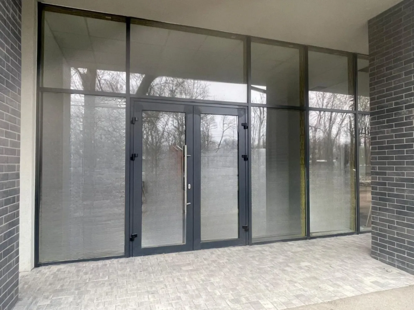 Spațiu comercial de închiriat – ultracentral , lângă Parcul Bratianu - Spațiu comercial de închiriat – ultracentral Oradea, lângă Parcul I.C. Brătianu | 37 mp utili | 700 € negociabil Disponibil spre închiriere un spațiu comercial într-o zonă premium, cu vizibilitate excelentă, chiar lângă Parcul I.C. Brătianu. Poziționarea ultracentrală îl face ideal pentru o gamă largă de activități comerciale sau de servicii. ✅ Avantaje cheie: Intrare directă din stradă Fațadă vitrată integral (peretele spre stradă este din sticlă) – lumină naturală și expunere maximă 37 mp utili – eficient compartimentați pentru multiple tipuri de business Bloc nou, premium – imagine profesională și acces facil Zonă cu trafic pietonal și acces rapid către puncte de interes Potrivit pentru: showroom, salon/beauty, birou, cabinet, retail, servicii, punct de lucru etc. 💶 Chirie: 700 €/lună negociabil Pentru detalii și programarea unei vizionări, Sorin Gligor Tel: 0731290032