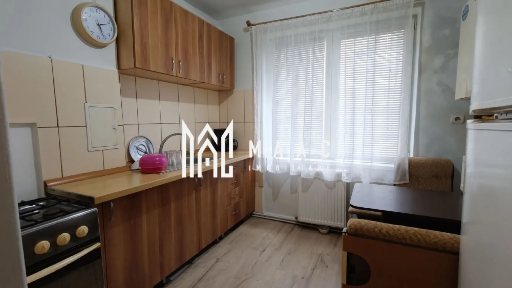 Apartament 2 camere I 43 mpu I Parter I Terezian - MAAC Imobiliare propune pentru achiziție un apartament cu 2 camere, situat la parterul unui bloc cu 4 etaje, în cartierul Terezian, Sibiu. Caracteristici: - Suprafață utilă: 43 mp - Semidecomandat Compartimentare: living, bucătărie închisă, dormitor luminos, baie cu geam de aerisire, debara. - Se vinde mobilat și utilat - Liber de sarcini, disponibil imediat - Izolat exterior (există urme de umezeală datorate montajului incorect) Zona Terezian: Cartier liniștit, cu străzi largi și spații verzi, în apropierea râului Cibin. Acces facil la școli, grădinițe și magazine. Pentru detalii sau vizionare, contactați MAAC Imobiliare, specificând ID CP2836459. }}