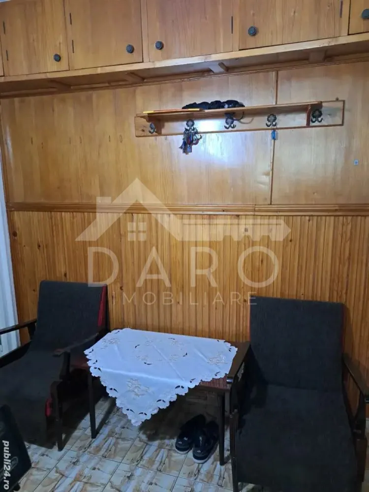 🏡 Apartament 3 camere de vânzare – Dâmbu Pietros - 🏡 Apartament 3 camere de vânzare – Dâmbu Pietros | 47 mp | 79.000 € Se oferă spre vânzare apartament cu 3 camere, situat în Târgu Mureș, cartierul Dâmbu Pietros, într-o zonă apreciată pentru liniște și acces facil către toate punctele de interes. 📐 Suprafață utilă: 47,33 mp 📍 Etaj 4 🏢 An construcție: 1970 ✔ compartimentare semidecomandată ✔ se vinde mobilat 💰 Preț: 79.000 € – negociabil Compartimentare: ✔ living ✔ 2 dormitoare ✔ bucătărie ✔ baie ✔ hol Avantaje locație: 📍 zonă liniștită, ideală pentru familii 📍 multe spații verzi și parcuri în apropiere 📍 locuri de joacă pentru copii 📍 școală generală și liceu în zonă 📍 magazine, bănci și farmacii la câteva minute 📍 acces facil la mijloace de transport în comun Zona Dâmbu Pietros este una dintre cele mai căutate zone rezidențiale, datorită echilibrului dintre liniște, infrastructură bună și proximitatea facilităților esențiale. 🤝 Proprietate promovată prin DARO Imobiliare 🏠 Ai nevoie de finanțare pentru achiziție? Prin Kiwi Finance beneficiezi de: ✔ analiză GRATUITĂ a eligibilității ✔ acces la oferte de la peste 12 bănci ✔ negocierea dobânzii în favoarea ta ✔ suport complet până la obținerea creditului 📞 Detalii și vizionări: Coman Maria – DARO Imobiliare & Kiwi Finance 📱 0749 535 729 🔑 DARO Imobiliare – găsim locuința potrivită. 💳 Kiwi Finance – te ajutăm să devii proprietar. }}