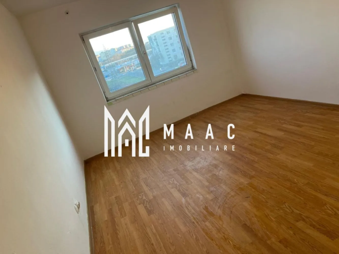 Garsonieră 26 mp I De renovat I Etaj 3 I Pivniță I Lazaret - MAAC Imobiliare oferă spre vânzare o garsonieră situată în cartierul Lazaret, amplasată la etajul 3 al unui imobil, potrivită atât pentru locuire, cât și pentru investiție. Proprietatea are o suprafață de 26 mp și este compartimentată simplu și funcțional. Compartimentare: -Bucătărie -Cameră de zi -Baie -Garsoniera beneficiază de pivniță de 6 mp, inclusă în preț, oferind spațiu suplimentar de depozitare. Utilități și dotări: -Încălzire cu radiator electric -Apă caldă asigurată prin boiler electric Stare și disponibilitate: -Liberă de sarcini -Disponibilă pentru vânzare și predare imediată -Necesită renovare, oferind posibilitatea amenajării după preferințele viitorului proprietar Pentru mai multe detalii sau pentru programarea unei vizionări, vă rugăm să menționați telefonic că ați văzut anunțul cu numărul de CP: CP2890305 }}