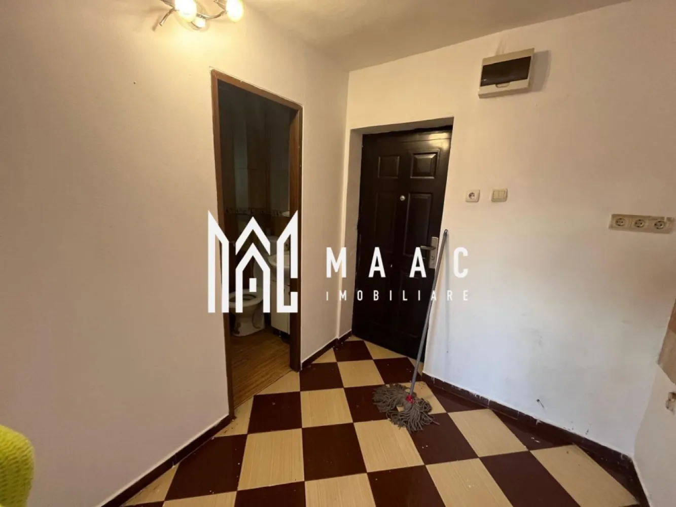 Garsonieră 26 mp I De renovat I Etaj 3 I Pivniță I Lazaret - MAAC Imobiliare oferă spre vânzare o garsonieră situată în cartierul Lazaret, amplasată la etajul 3 al unui imobil, potrivită atât pentru locuire, cât și pentru investiție. Proprietatea are o suprafață de 26 mp și este compartimentată simplu și funcțional. Compartimentare: -Bucătărie -Cameră de zi -Baie -Garsoniera beneficiază de pivniță de 6 mp, inclusă în preț, oferind spațiu suplimentar de depozitare. Utilități și dotări: -Încălzire cu radiator electric -Apă caldă asigurată prin boiler electric Stare și disponibilitate: -Liberă de sarcini -Disponibilă pentru vânzare și predare imediată -Necesită renovare, oferind posibilitatea amenajării după preferințele viitorului proprietar Pentru mai multe detalii sau pentru programarea unei vizionări, vă rugăm să menționați telefonic că ați văzut anunțul cu numărul de CP: CP2890305 }}