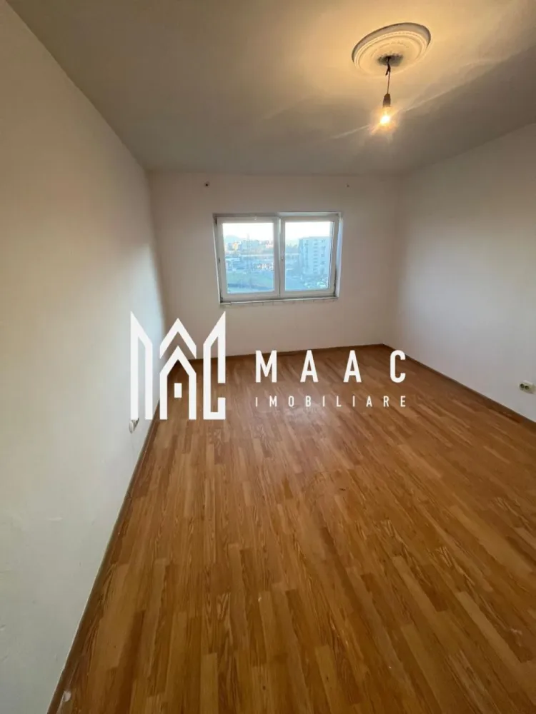 Garsonieră 26 mp I De renovat I Etaj 3 I Pivniță I Lazaret - MAAC Imobiliare oferă spre vânzare o garsonieră situată în cartierul Lazaret, amplasată la etajul 3 al unui imobil, potrivită atât pentru locuire, cât și pentru investiție. Proprietatea are o suprafață de 26 mp și este compartimentată simplu și funcțional. Compartimentare: -Bucătărie -Cameră de zi -Baie -Garsoniera beneficiază de pivniță de 6 mp, inclusă în preț, oferind spațiu suplimentar de depozitare. Utilități și dotări: -Încălzire cu radiator electric -Apă caldă asigurată prin boiler electric Stare și disponibilitate: -Liberă de sarcini -Disponibilă pentru vânzare și predare imediată -Necesită renovare, oferind posibilitatea amenajării după preferințele viitorului proprietar Pentru mai multe detalii sau pentru programarea unei vizionări, vă rugăm să menționați telefonic că ați văzut anunțul cu numărul de CP: CP2890305 }}