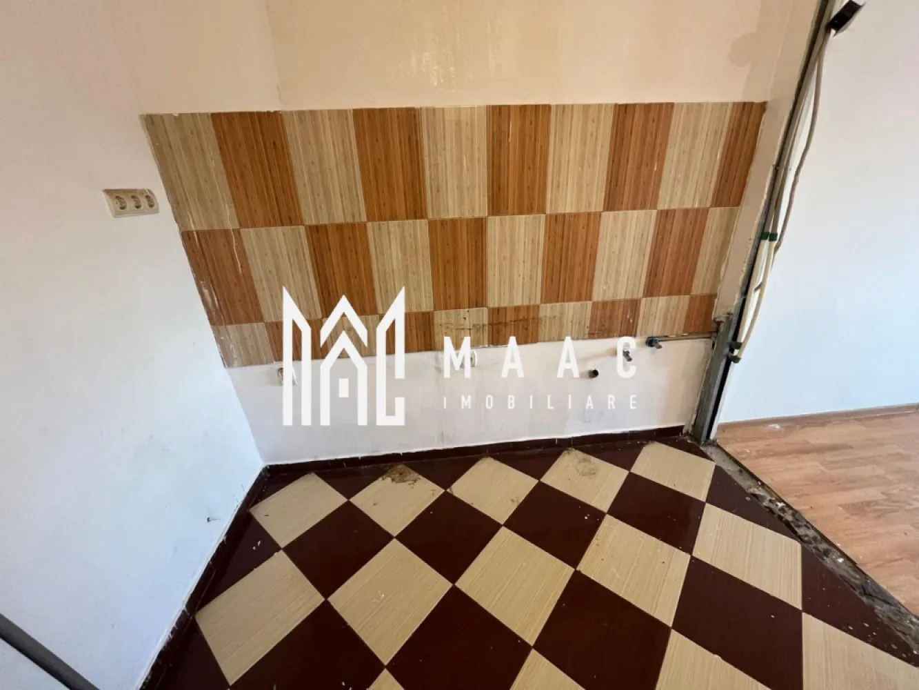 Garsonieră 26 mp I De renovat I Etaj 3 I Pivniță I Lazaret - MAAC Imobiliare oferă spre vânzare o garsonieră situată în cartierul Lazaret, amplasată la etajul 3 al unui imobil, potrivită atât pentru locuire, cât și pentru investiție. Proprietatea are o suprafață de 26 mp și este compartimentată simplu și funcțional. Compartimentare: -Bucătărie -Cameră de zi -Baie -Garsoniera beneficiază de pivniță de 6 mp, inclusă în preț, oferind spațiu suplimentar de depozitare. Utilități și dotări: -Încălzire cu radiator electric -Apă caldă asigurată prin boiler electric Stare și disponibilitate: -Liberă de sarcini -Disponibilă pentru vânzare și predare imediată -Necesită renovare, oferind posibilitatea amenajării după preferințele viitorului proprietar Pentru mai multe detalii sau pentru programarea unei vizionări, vă rugăm să menționați telefonic că ați văzut anunțul cu numărul de CP: CP2890305 }}