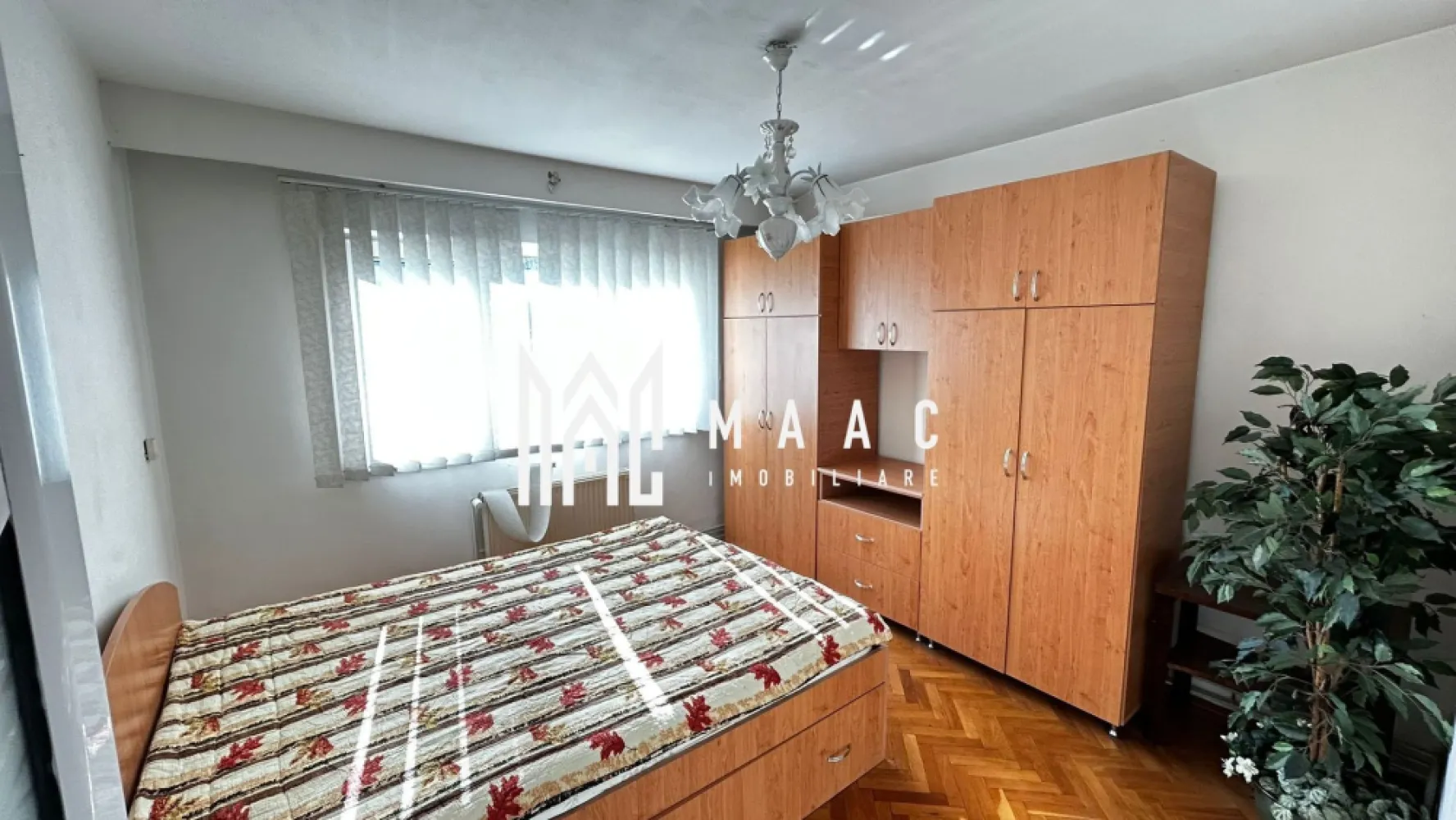Apartament 2 camere | Decomandat | Etaj 1 | Terezian - Maac Imobiliare prezintă spre vânzare un apartament confortabil cu 2 camere decomandate, situat în cartierul Terezian, ideal pentru cei care caută o locuință practică, bine compartimentată și amplasată într-o zonă accesibilă și liniștită. Apartamentul este situat la etajul 1 și oferă un spațiu bine organizat, potrivit atât pentru locuit, cât și pentru investiție. Compartimentare: 2 camere decomandate Bucătărie spațioasă (în prezent amenajată ca living cu bucătărie open-space) Baie cu geam pentru aerisire naturală Hol Pivniță inclusă, ideală pentru depozitare Avantaje: Etaj intermediar Compartimentare decomandată Zonă liniștită și accesibilă Localizare: Apartamentul este situat în cartierul Terezian, o zonă apreciată pentru accesul facil către punctele de interes ale orașului: magazine, școli, mijloace de transport în comun și alte facilități urbane. Pentru mai multe informații sau pentru programarea unei vizionări, precizați telefonic că ați văzut anunțul cu ID: CP2947038. }}