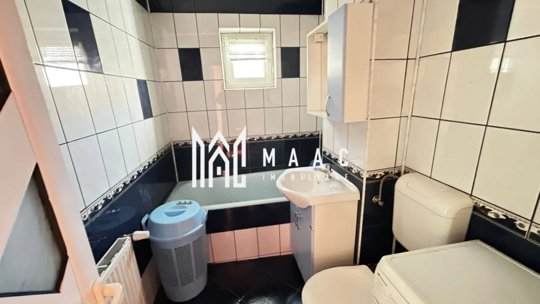 Apartament 2 camere | Decomandat | Etaj 1 | Terezian - Maac Imobiliare prezintă spre vânzare un apartament confortabil cu 2 camere decomandate, situat în cartierul Terezian, ideal pentru cei care caută o locuință practică, bine compartimentată și amplasată într-o zonă accesibilă și liniștită. Apartamentul este situat la etajul 1 și oferă un spațiu bine organizat, potrivit atât pentru locuit, cât și pentru investiție. Compartimentare: 2 camere decomandate Bucătărie spațioasă (în prezent amenajată ca living cu bucătărie open-space) Baie cu geam pentru aerisire naturală Hol Pivniță inclusă, ideală pentru depozitare Avantaje: Etaj intermediar Compartimentare decomandată Zonă liniștită și accesibilă Localizare: Apartamentul este situat în cartierul Terezian, o zonă apreciată pentru accesul facil către punctele de interes ale orașului: magazine, școli, mijloace de transport în comun și alte facilități urbane. Pentru mai multe informații sau pentru programarea unei vizionări, precizați telefonic că ați văzut anunțul cu ID: CP2947038. }}