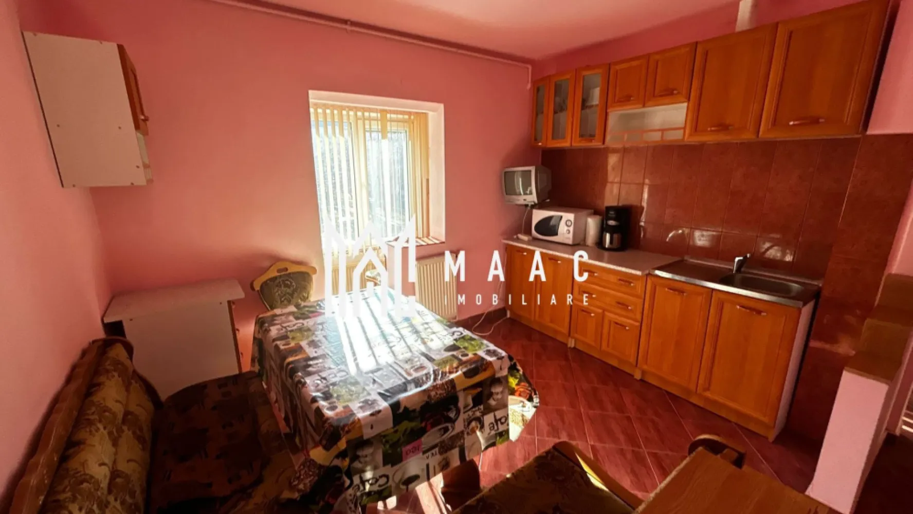 Apartament 2 camere | Decomandat | Etaj 1 | Terezian - Maac Imobiliare prezintă spre vânzare un apartament confortabil cu 2 camere decomandate, situat în cartierul Terezian, ideal pentru cei care caută o locuință practică, bine compartimentată și amplasată într-o zonă accesibilă și liniștită. Apartamentul este situat la etajul 1 și oferă un spațiu bine organizat, potrivit atât pentru locuit, cât și pentru investiție. Compartimentare: 2 camere decomandate Bucătărie spațioasă (în prezent amenajată ca living cu bucătărie open-space) Baie cu geam pentru aerisire naturală Hol Pivniță inclusă, ideală pentru depozitare Avantaje: Etaj intermediar Compartimentare decomandată Zonă liniștită și accesibilă Localizare: Apartamentul este situat în cartierul Terezian, o zonă apreciată pentru accesul facil către punctele de interes ale orașului: magazine, școli, mijloace de transport în comun și alte facilități urbane. Pentru mai multe informații sau pentru programarea unei vizionări, precizați telefonic că ați văzut anunțul cu ID: CP2947038. }}