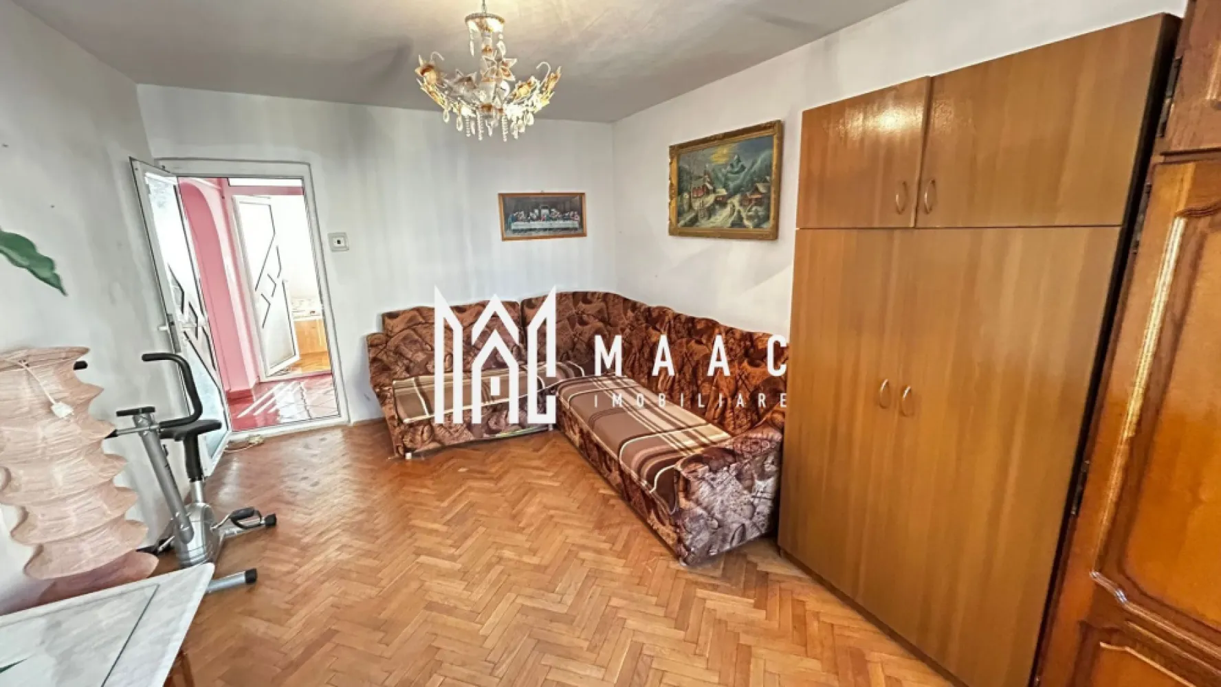Apartament 2 camere | Decomandat | Etaj 1 | Terezian - Maac Imobiliare prezintă spre vânzare un apartament confortabil cu 2 camere decomandate, situat în cartierul Terezian, ideal pentru cei care caută o locuință practică, bine compartimentată și amplasată într-o zonă accesibilă și liniștită. Apartamentul este situat la etajul 1 și oferă un spațiu bine organizat, potrivit atât pentru locuit, cât și pentru investiție. Compartimentare: 2 camere decomandate Bucătărie spațioasă (în prezent amenajată ca living cu bucătărie open-space) Baie cu geam pentru aerisire naturală Hol Pivniță inclusă, ideală pentru depozitare Avantaje: Etaj intermediar Compartimentare decomandată Zonă liniștită și accesibilă Localizare: Apartamentul este situat în cartierul Terezian, o zonă apreciată pentru accesul facil către punctele de interes ale orașului: magazine, școli, mijloace de transport în comun și alte facilități urbane. Pentru mai multe informații sau pentru programarea unei vizionări, precizați telefonic că ați văzut anunțul cu ID: CP2947038. }}