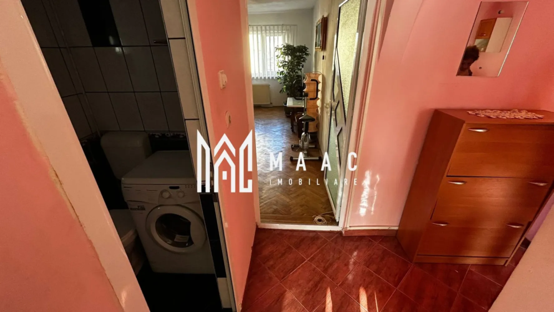 Apartament 2 camere | Decomandat | Etaj 1 | Terezian - Maac Imobiliare prezintă spre vânzare un apartament confortabil cu 2 camere decomandate, situat în cartierul Terezian, ideal pentru cei care caută o locuință practică, bine compartimentată și amplasată într-o zonă accesibilă și liniștită. Apartamentul este situat la etajul 1 și oferă un spațiu bine organizat, potrivit atât pentru locuit, cât și pentru investiție. Compartimentare: 2 camere decomandate Bucătărie spațioasă (în prezent amenajată ca living cu bucătărie open-space) Baie cu geam pentru aerisire naturală Hol Pivniță inclusă, ideală pentru depozitare Avantaje: Etaj intermediar Compartimentare decomandată Zonă liniștită și accesibilă Localizare: Apartamentul este situat în cartierul Terezian, o zonă apreciată pentru accesul facil către punctele de interes ale orașului: magazine, școli, mijloace de transport în comun și alte facilități urbane. Pentru mai multe informații sau pentru programarea unei vizionări, precizați telefonic că ați văzut anunțul cu ID: CP2947038. }}