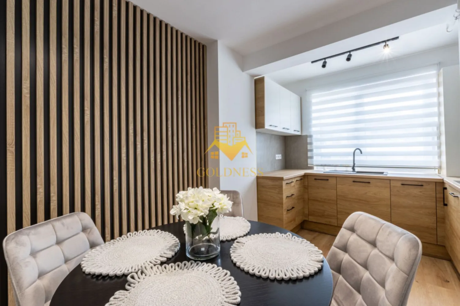 Studio, Ultrafinisat, bloc nou, Gheorgheni Zona Iulius Mall, FSEGA - GOLDNESS Imobiliare vă propune spre închiriere un apartament cu o camera complet mobilata și utilata, la etajul 6 într-un imobil de 7 etaje, în Cartierul Gheorgheni. Dispune de loc de parcare subterana! Se află în apropierea stațiilor de transport în comun, magazine, restaurante, spații verzi, farmacii, etc. Apartamentul este compartimentat astfel: - living cu bucatarie open space complet utilată și mobilată, canapea extensibilă, pat matrimonial, loc de servit masa - baie cu cabina de dus, calorifer port prosop și dulap pentru depozitare. - terasa de 5 mp. Imobilul este dotat cu toate cele necesare- centrală proprie, frigider, aragaz, hotă, mașină de spălat haine, etc. Dacă sunteți interesați de acest apartament și doriți să îl vizionați, dar și pentru alte oferte nu ezitați să ne contactați telefonic sau prin e-mail. Vă stăm la dispoziție! Pentru intermediere se percepe un comision de 50% din prețul chiriei! }}